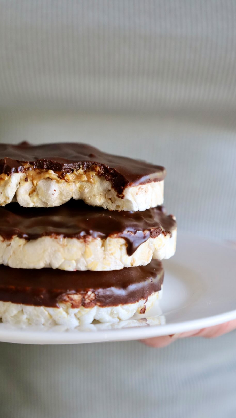 Making Chocolate & Peanut Butter covered Rice Cakes with HOMEMADE CHOCOLATE!
The chocolate is made with only 4 ingredients:
100g @soaringfreesuperfoods cacao butter
50g @soaringfreesuperfoods cacao powder
70 ml maple syrup
And a generous pinch of sea salt.
Melt the cacao butter. Add the cacao powder, maple syrup and salt and mix well. Use as desired (rice cakes, chocolate moulds, dipping ice cream, etc.) and let the chocolate set before enjoying!
Shout out to my gorgeous mom for helping me with the making of this video 😉
#homemadechocolate #plantbased #cacaobutter #healthychoices #veganerezepte #foodblogger #superfood #ricecake #viralrecipe