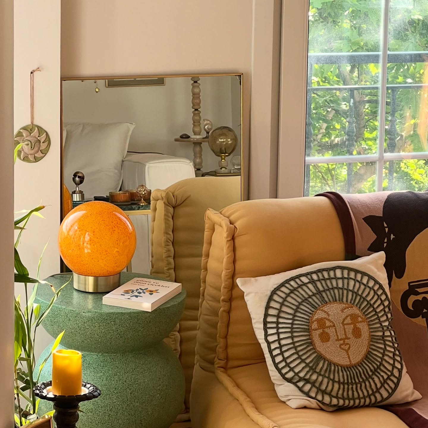 🌞 In Selin’s beautiful home, this one-of-a-kind sun, shaped by hand and breath, brings not just light to the room, but quiet warmth to the soul. 💫✨
📸: @pitiseloti 🌻