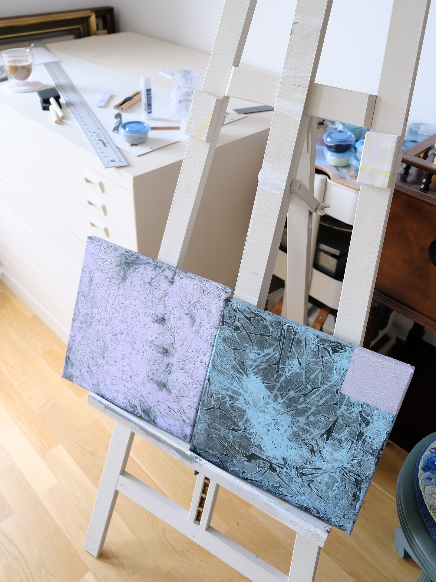 Although my room got messy while preparing for Konstrundan, I’m grateful for May. I met many kind people, looked up at the sky, walked in the forest and even in the chaos, the perilla leaves grew well.
-
Även om rummet blev stökigt under förberedelserna inför Konstrundan är jag tacksam för maj. Jag träffade många fina människor, såg upp mot himlen, promenerade i skogen och mitt i all röra växte perillabladen ändå bra.
-
Konstrundan 준비로 방은 어지러워지고 있지만
좋은 사람을 많이 만나고 정신없던 와중에도
하늘도 보고 숲도 볼 수 있었던 감사한 5월
+ 올해도 잘 자라주는 깻잎
⠀
⠀
⠀
⠀
⠀
⠀
⠀
⠀
#newworkinprogress #wip #maymoments #maj #5월