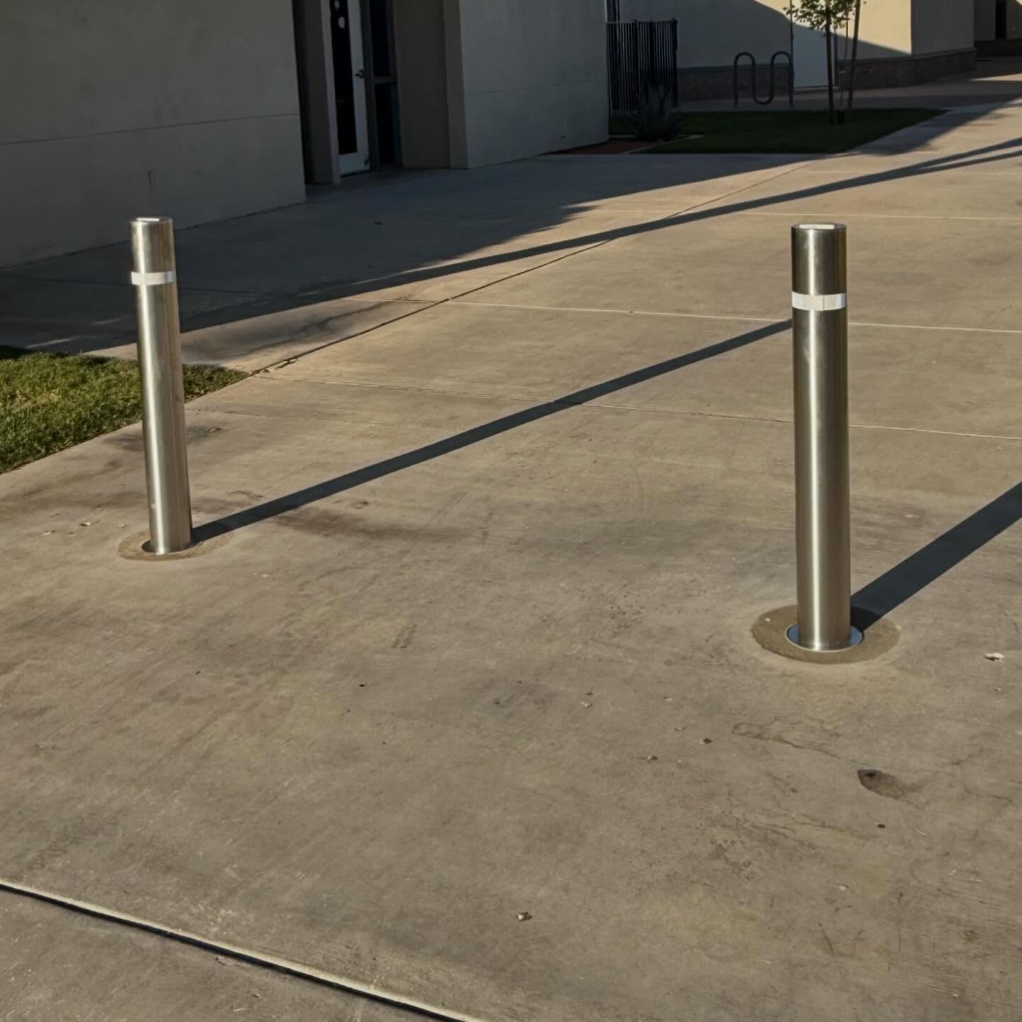 🚧✨ Safety meets style!💡🛠️
Just wrapped up a clean install of stainless steel bollards 🚶♂️🛑 to help protect pedestrian walkways and enhance property safety.
Smooth concrete, sharp finish, and ready for foot traffic 👷♀️✅
#ConcreteWork #BollardInstall #SafetyFirst #HOAProjects #ArizonaLandscaping #PropertyUpgrade #WalkwayProtection #CleanAndSecure #CommercialLandscaping #curbappealgoals