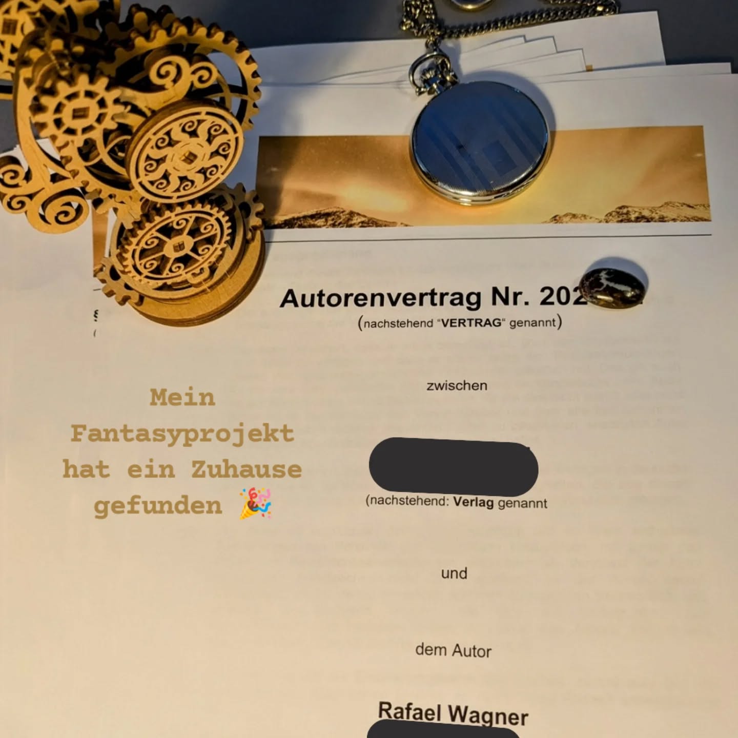 Ein weiterer Traum wird wahr 🤗 Eines meiner Fantasyprojekte hat den Weg zu einem Verlag gefunden! 🎉
Es fühlt sich immer noch etwas irreal an, aber in etwa einem Jahr erscheint voraussichtlich mein Fantasyerstling. Keine Sorge, ich bleibe auch dem Genre Historischer Roman weiterhin erhalten, sehe in der Fantasy aber die Möglichkeit, noch weitere Sphären zu erkunden.
Ich kann zum vorliegenden Projekt noch nicht mehr verraten, aber das Setting ist ebenfalls historisch angelegt und experimentiert mit der Frontiersociety des amerikanischen Westens ebenso wie mit dem viktorianischen England und dürfte mit Elementen wie Steampunk am ehesten in die Science Fantasy eingeordnet werden... und der Opal liegt auch nicht ganz zufällig da 😉
Ich freue mich!!! 🎉👏
www.rafael-wagner.ch