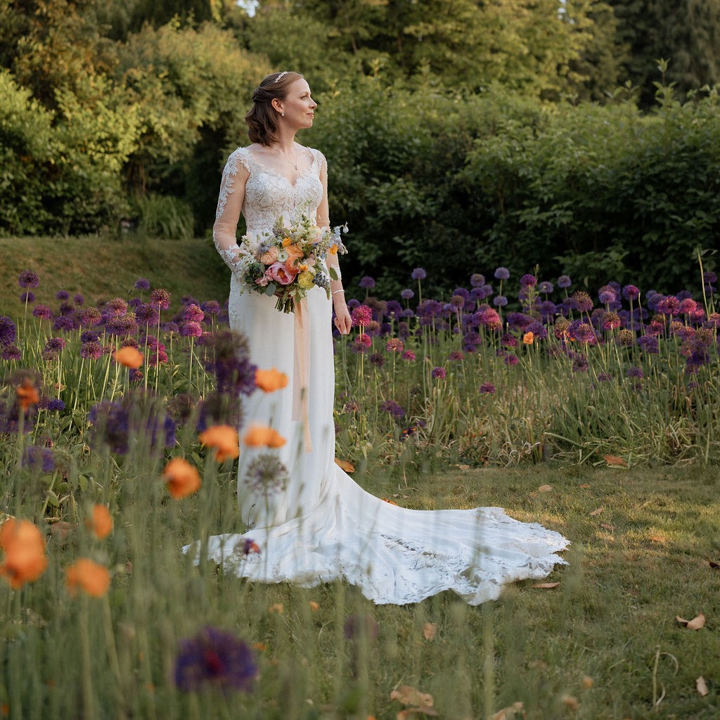 Totally in love with these beautiful pictures of @creativeliz by Keith @wychwoodweddings ❤️ Oh to be surrounded by a garden of Allium on your wedding day!
Liz wanted natural, garden-gathered inspired florals so her bouquet was filled with variety and texture including nigella, delphinium, sweet peas, orlaya, lupin, peony and ranunculus. Finished with a peachy silk ribbon from @little_acorn_silks
#weddingflorals
#bridalbouquet
#weddingboquet
#summerweddingflowers
#surreyweddingflorist
#surreyweddingflowers
#weddingphotography
#nonsuch
#naturalfloralstyle
#surreywedding
#carshalton
#carshaltonbeeches