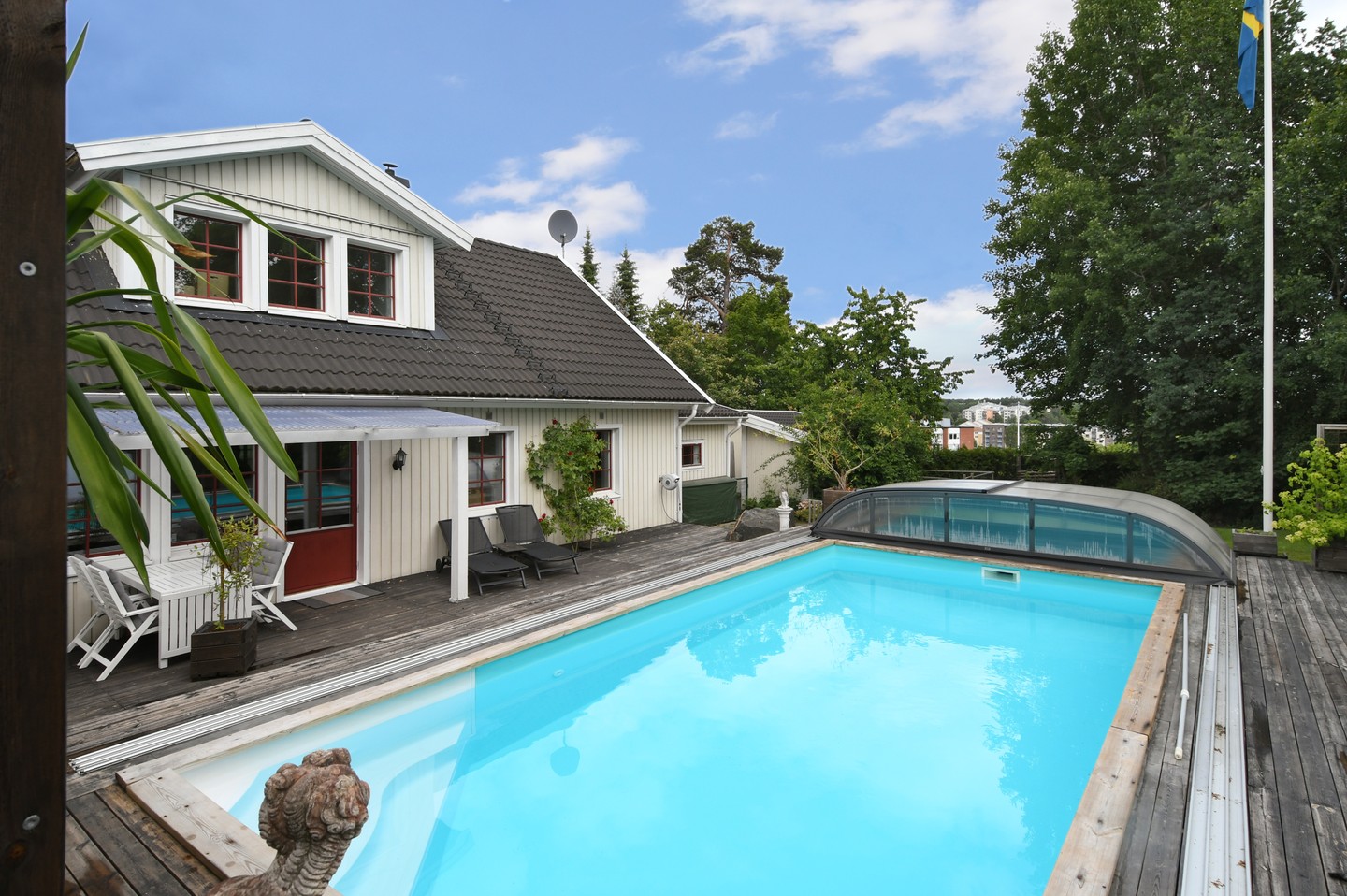 UTHYRNING
🏡 Hyr din drömvilla i Åkersberga – 25 000 kr/mån
📍 Uranusvägen 12A
✨ 165 kvm boende + 220 kvm altan
🏊♂️ Egen utomhuspool & bastu
🍽️ Lyxigt kök med köksö
🛏️ 3–4 sovrum, bibliotek & arbetsrum
🌿 Grön och privat trädgård
🛋️ Exklusivt inrett med stilren känsla
📍 Lugn återvändsgata – nära allt!
🚆 Nära Roslagsbanan, buss till Danderyd & Stockholm
🛍️ Promenadavstånd till centrum, skolor, sporthall & natur
📩 Intresserad?
Skicka DM eller mejla oss på info@passionforhomes.se
📲 Boka visning idag!
#villauthyrning #åkersberga #hyrabostad #passionforhomes #skärgårdsdröm #familjebostad #hyresvilla