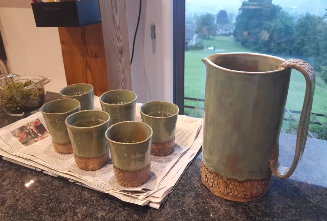 Der tolle Krug hat heute noch 6 Becher dazu bekommen. Eine wundervolle Kursteilnehmerin hat dieses fantastische Service gemacht 😍