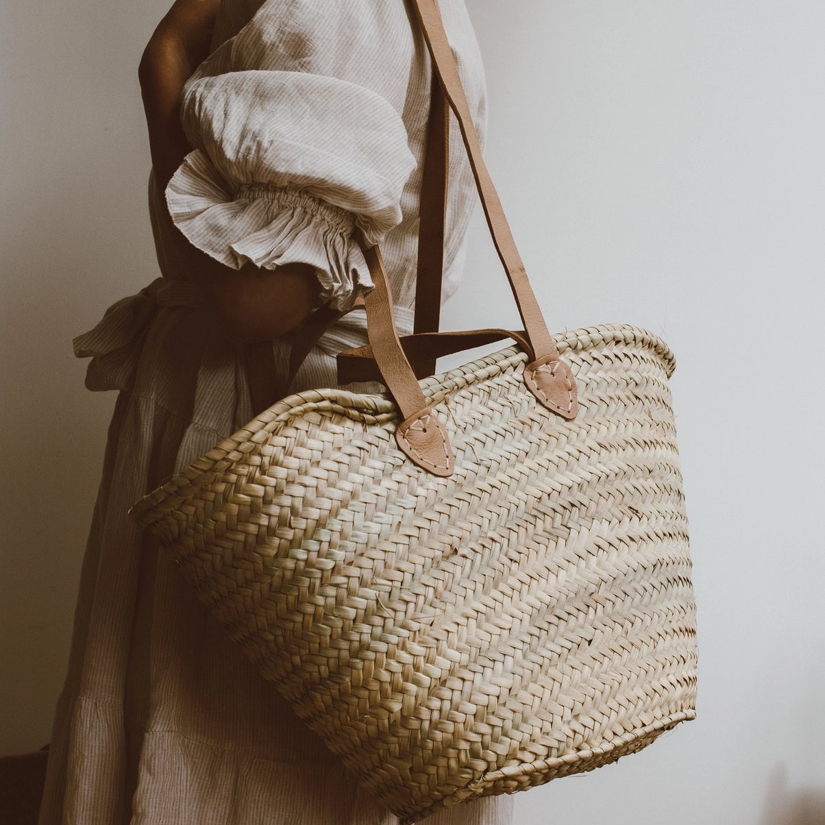 L'indispensable de l'été ! 🌞 Découvrez notre grand panier de marché, tressé à la main au Maroc à partir de feuilles de palmier dattier, avec des anses en cuir pour une touche d'élégance naturelle. Avec ses dimensions généreuses (55 cm de long, 30 cm de haut), il est parfait pour vos courses, vos escapades à la plage ou vos pique-niques ensoleillés. Un accessoire à la fois pratique, durable et esthétique, qui incarne l'artisanat authentique. Disponible dès maintenant sur notre boutique en ligne www.lesjoliesemplettes.com #PanierDeMarché #ArtisanatMarocain #LesJoliesEmplettes #Été2025 #AccessoireÉthique #SlowLiving