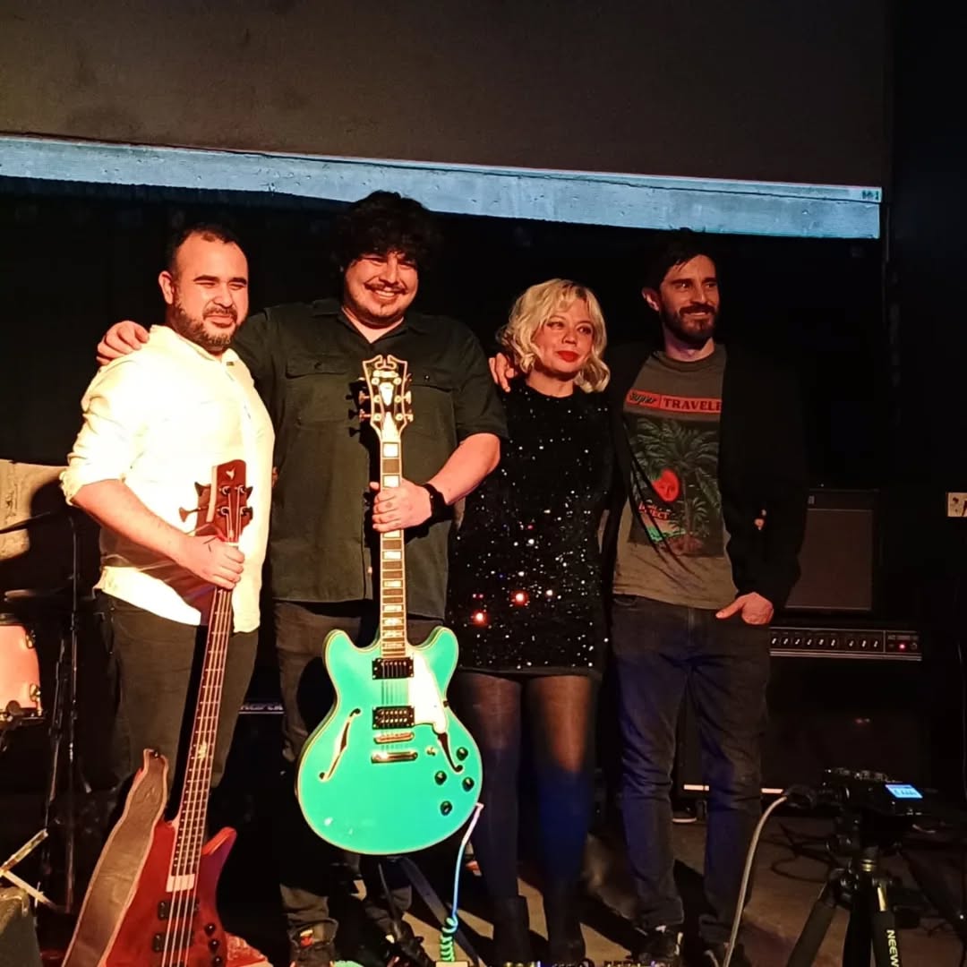 Un mes de mayo intenso, bonito y afortunado de compartir con grandes amigos y músicos. Aprendiendo de los procesos y nuevos sonidos. Gracias a @cherrycat.house @baiodiao y @ferx085 al fin @sr.tigre_musicband por la entrega y disposición para este proceso y a @mx.y2k.loopfest @culturajalisco @violoncheloops por este breve tiempo para mí, mágico. Igualmente a @shagomaiz por su aporte y apoyo en Amalgama Cultural y @hoolfede @jeselm @mercuriomusicalstore y @xicouam por su apoyo en material visual y compañía en este proceso. Próximamente más material.
#comunicación #bajo #guitarra #bateria #trigre #amigos #magia #luz #garra