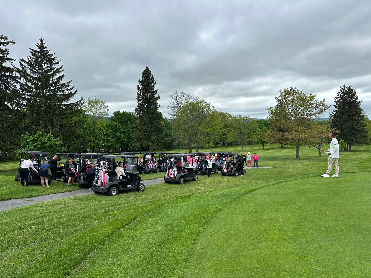 What a great night for the kickoff of our WGA golf league! The highlight was definitely the Solheim Cup, with our ladies forming spirited pink and black teams.🩷🖤 While the scoreboard showed a 15-15 tie, the real win was the incredible fun and camaraderie shared by everyone. We're so excited for a sunny summer ahead, filled with many more beautiful Wednesdays of golf!⛳