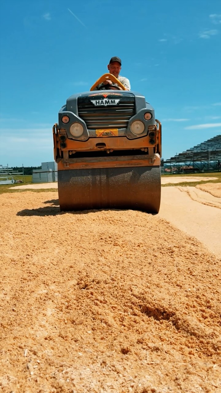 In genau 7 Tagen ist hier keine Kombiwalze mehr im Ring –
sondern die Bösen. Und die ganz Bösen. 💪🪵
Das Sägemehl wurde mit Traktoren in die Arena gefahren, gewässert und mit der Kombiwalze verdichtet.
Warum?
Damit unsere Schwinger nächste Woche auf kompaktem, sicherem Terrain kämpfen können – zuverlässig verdichtet und an den Rändern flach auslaufend.
Sicherheit geht vor – Kraft sowieso. 🔥
Der Countdown läuft. ⏳
#osf2025 #schwingfest #sägemehlarena #kombiwalze #bereitfürdiekämpfe #traditionlebt #swisswrestling #teamwork #sicherheitgehtvor #kraftundtechnik #chunnschou