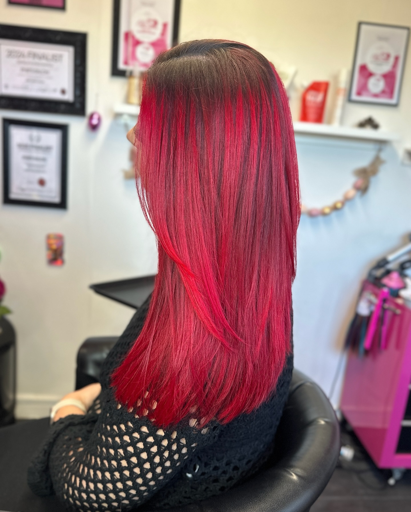 Main character hair. This red’s not here to blend in—it’s here to lead.
#grungehair #softbutsharp #coolgirlhair #notsobasichair #messyhairmagic #unbotheredbeauty #styledwithanedge #redhaircolor #vampirekissmanicpanic #althair
