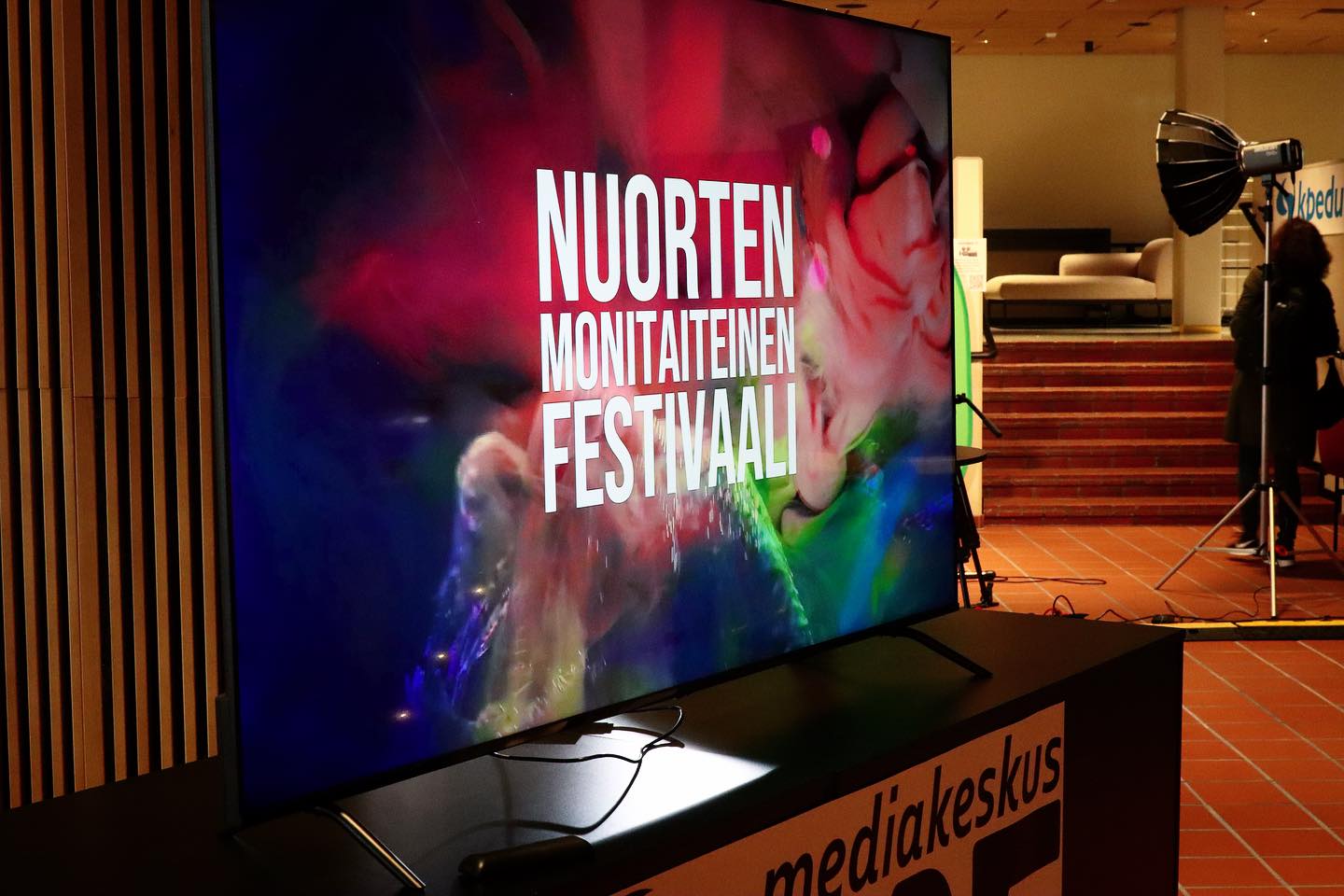 Vielä pieni kuvakooste 16.5 Nuori Kulttuuri Kokkola 2025 festivaaleista. Osallistuimme koko henkilökunnan ja opiskelijoiden voimin tapahtumaan. Mediakeskus Lime hoiti festivaali tv:n suoran lähetyksen, jossa nähtiin mm. haastatteluja ja ”Feels like home” -musikaalin striimaus. Opiskelijat hoitivat hienosti useita erilaisia rooleja niin esituotannossa, varsinaisena tapahtumapäivänä eri tuotannoissa kuin myös jälkituotannoissakin.
Tapahtumassa pääsi myös osallistumaan meidän järjestämään leffapajaan ja tilaisuudesta kävijät saivat halutessaan kuvamuistoja polaroidkuvan tai luovan studiokuvan muodossa. Kiitos kaikille osallistujille ja yhteistyökumppaneille.
Ps. Kuvakisan voittajat ovat selvinneet ja heille on ilmoitettu henkilökohtaisesti. Ihanaa kesää kaikille. T. Limen väki
@nuorikulttuurikokkola