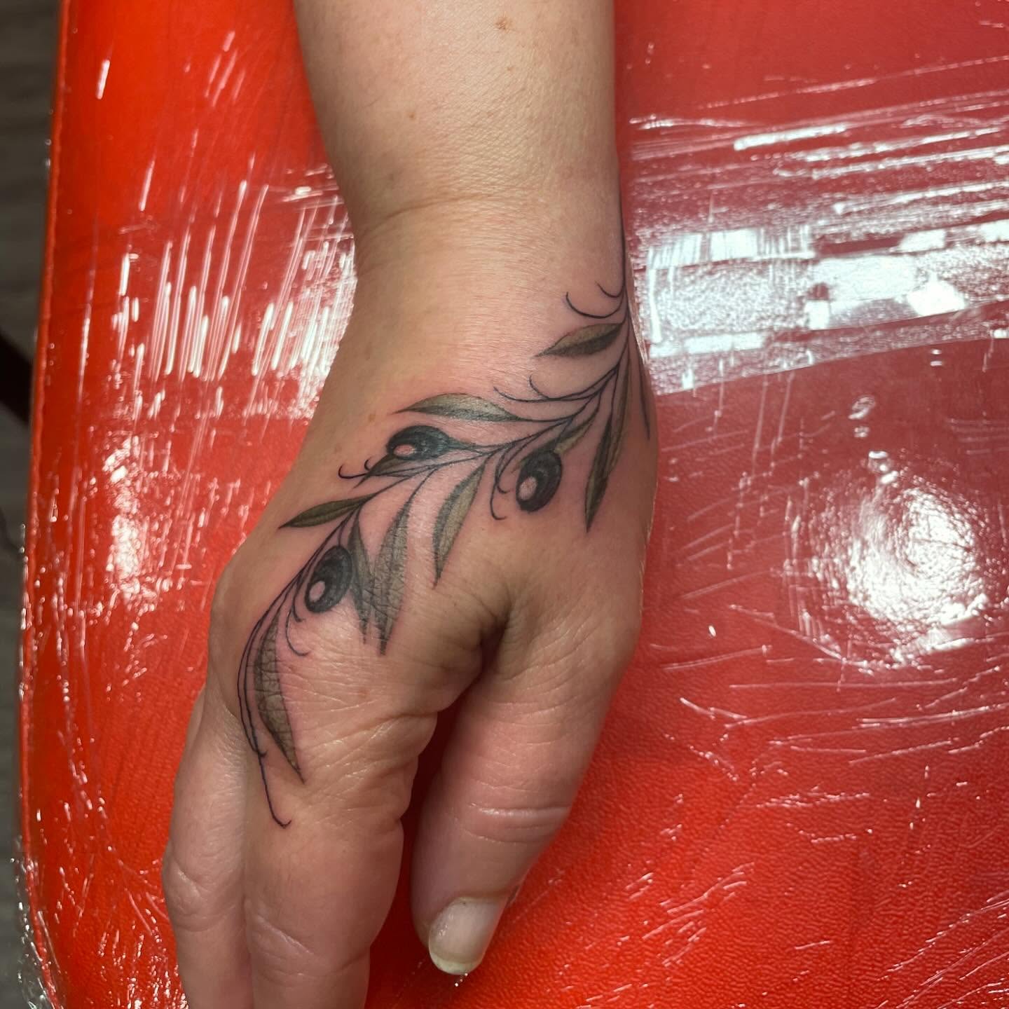 Another cousin olive branch woo!! 🫒 🌳 🇱🇧 🇵🇸
#ottawa #tattoo #ottawatattoo #handtattoos #olivebranch #lebanese #arabandproud #finelinetattoo