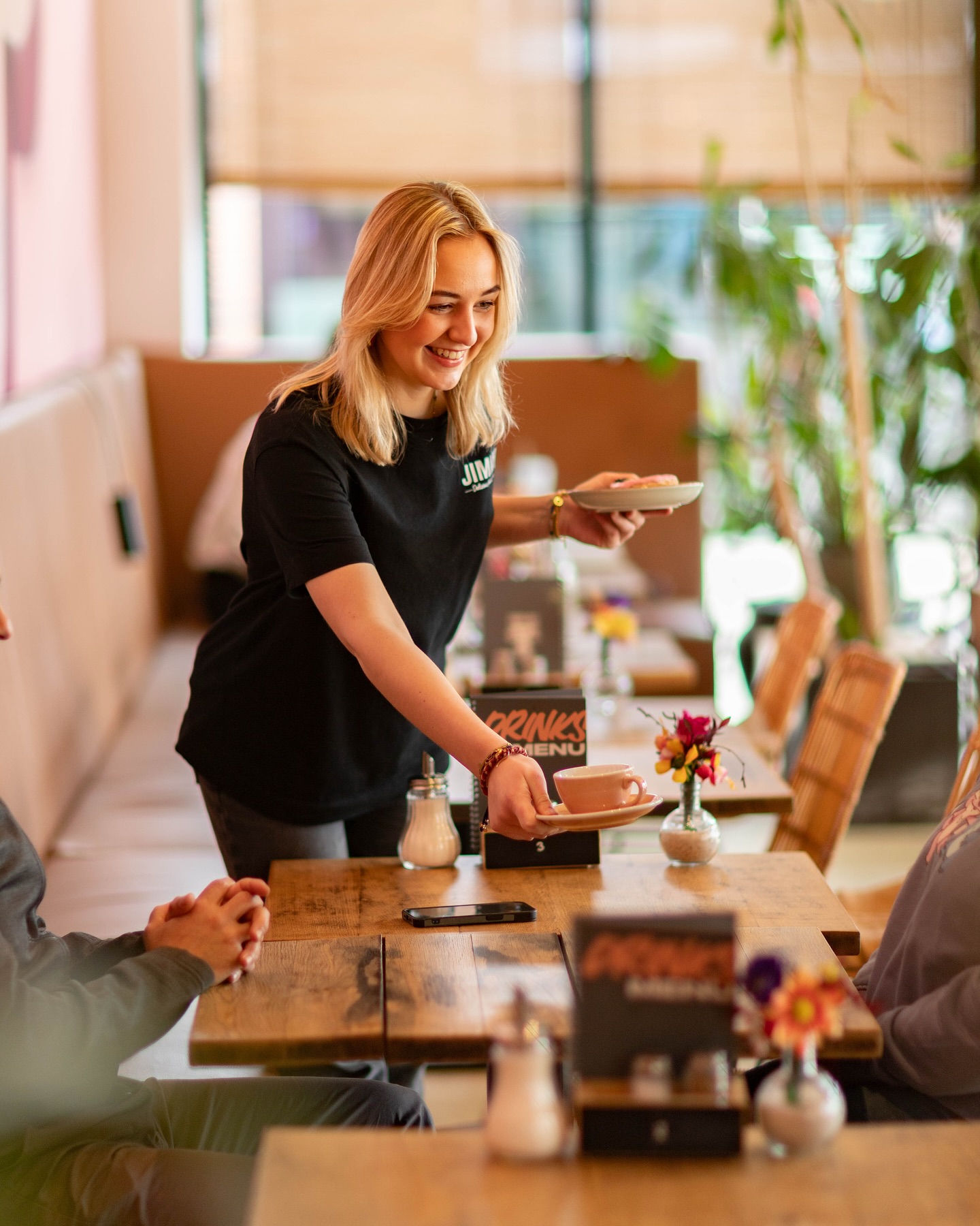 Ontbijtje, lunch of koffie met iets veel te lekkers?
You deserve it! 😉
Heb je onze speciale koffies ook al geprobeerd? ☕️
#coffee #food #lunch #breakfast #brunch #koffiemomentje #koffie