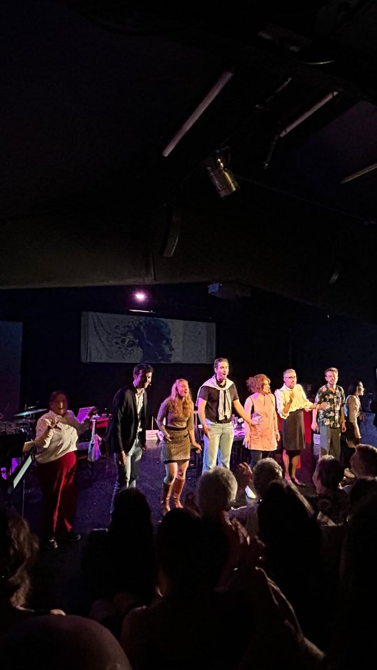 Retour en vidéo sur la représentation du samedi au @_theatrealeph !
Merci à @psmovies7 pour les images
Merci au public pour ces 3 dates complètes ! Et un grand bravo à toute la troupe !
Mise en scène @yohananeige
Musiques @benoitnoeppel
Livret @just_need_a_needle @matze_che
Avec @come.defontaine @camillemahana.actrice @dorian__lgl @macbethwitch @joannafabby @cybernewboy @felix_walt
Musiciens @remiseveno et Arthur Taulet
#comédiemusicale #artists #pulitzer #spectacle