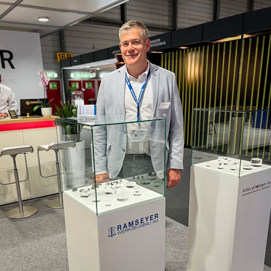 Wir sind an der EPHJ 2025 in Genf vom 3. bis 6. Juni. 🎉
Du findest uns an Stand D13 – zusammen mit Greiner Vibrograf AG, W. Siegrist AG, Tavadec SA und Feller Pivotages SA. 🤝
Wir zeigen dir:
• wie Präzision bei uns entsteht
• was uns als Partner für Werkzeugbau, Stanzen und Erosion auszeichnet
• echte Beispiele aus der Praxis
Vorbeikommen. Fragen stellen. Gemeinsam Lösungen finden. ✨
📍 Palexpo Genf
📅 Dienstag bis Freitag, 09:00–17:00 Uhr
👋 Wir freuen uns auf deinen Besuch!
#EPHJ2025 #RamseyerWerkzeugbauAG #Genf #precision #swissmade