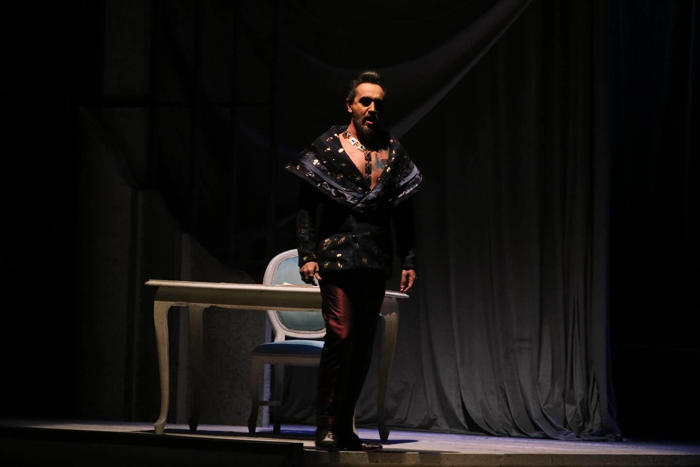 The arrogance. Il Conte Almaviva
📸 @saleynab
#teatroamazonas #fao #contealmaviva #lenozzedifigaro #baritone #opera #thatoperalife #artist #beautiful #classical #classicalmusic #classicalmusician #diva #instagood #love #music #musica #musician #opera #operahouse #operalife #operalover #operasinger #operasingerlife #operasingers #operasingersofinstagram #photography #singer #teatro #theatre #voice