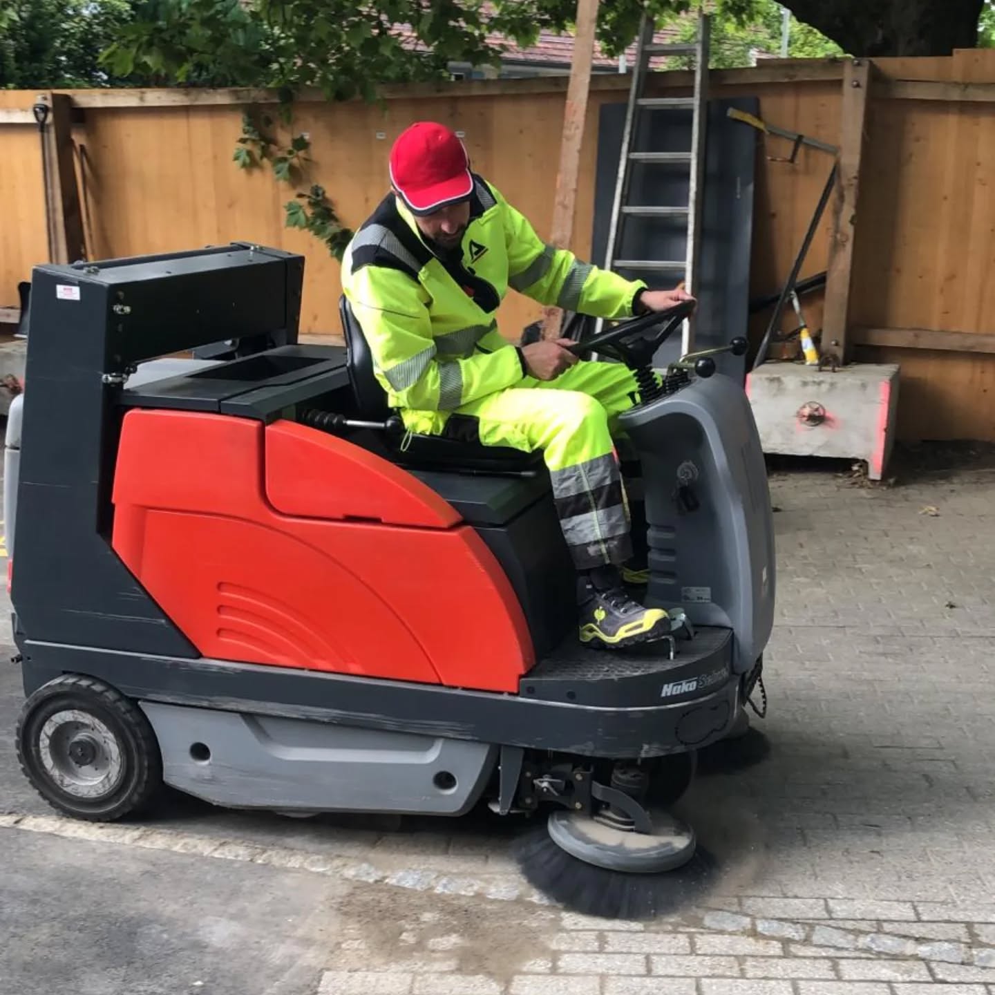 AiOS Baustellenservice
🔐 Mehr als nur Sicherheit – Wir sind euer starker Partner auf der Baustelle 💪🏽
Unsere Sicherheitsdienst-Mitarbeiter stehen nicht nur für Schutz und Ordnung, wir sind die rechte Hand der Bauleitung!
Ob organisatorische Unterstützung, Koordination vor Ort oder spontane Hilfsarbeiten: Wir packen mit an, wo Hilfe gebraucht wird.
✨ Und das Beste: Unsere hauseigene Reinigungsabteilung sorgt dafür, dass Sauberkeit und Struktur auf der Baustelle nie zu kurz kommen.
Mit uns läuft jedes Projekt reibungslos, effizient und sicher. Verlasst euch auf Profis, die mehr können als nur rumstehen.
#sicherheitsdienst #baustellenservice #projektpartner #bauleitung #baustellenreinigung #allrounderteam #sauberkeitundordnung #aiosswiss