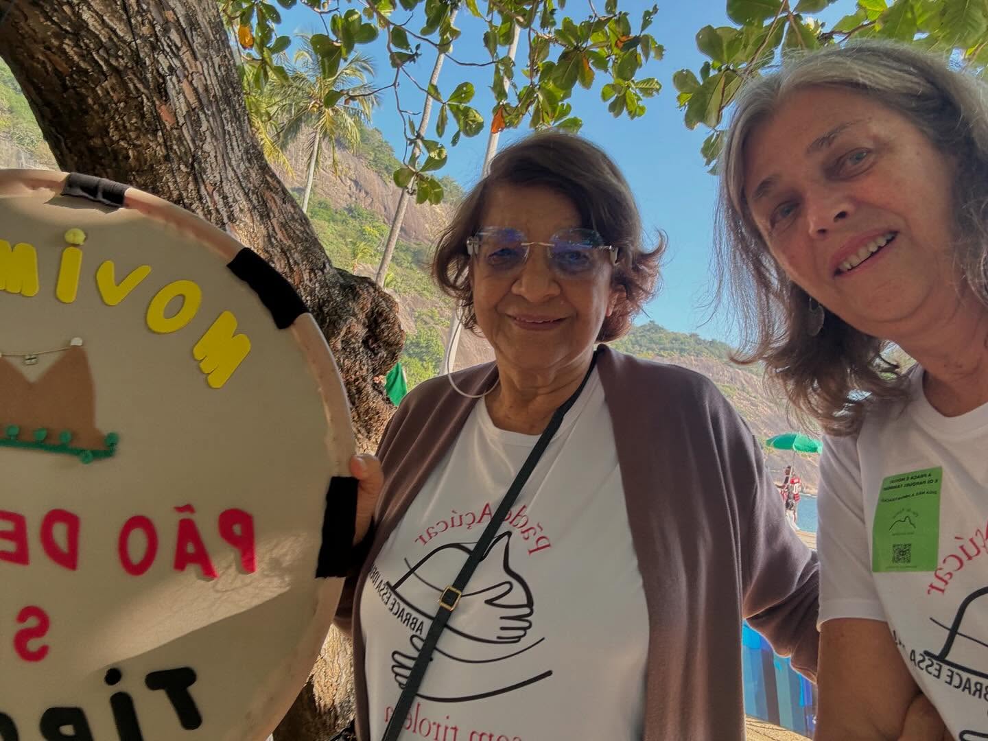 A manifestação do grupo Pão de Açúcar Sem Tirolesa, na Praia Vermelha, no domingo passado, dia 1 de junho, foi um Sucesso!
O evento foi para celebrar:
—19 anos Monumento Natural dos Morros do Pão de Açúcar e da Urca.
— 2 anos de embargo da obra ABSURDA para instalação de tirolesas no Pão de Açúcar, que será julgada pelo STJ no próximo dia 10.
Também demonstramos nosso repúdio ao desastroso PL 2159, da devastação do meio ambiente, que será votado na Câmara dos Deputados.
Tivemos falas esclarecedoras sobre o assunto, com destaque para Xandinho, intitulado “O Menino Que Planta”.
Dois corais da Urca embalaram nosso evento com os maestros: Nayana Torres e Jonas Hammar. Agradecemos também à Rio Vaa que nos emprestou a tenda .
Apoiaram também a manifestação: a Ministra Ana de Hollanda; a jurista e ex-Procuradora Sonia Rabelo, representando o ICOMOS; Regina Chiaradia, Vice-presidente da Fam-Rio; os Deputados Reimont e Chico Alencar, Assessores do Deputado Minc; o Cacique ambientalista Krenak; representantes de comunidade indígena; representantes da Asibama-RJ (Associação dos Servidores do Ibama); representantes do Movimento Converge Brasil; além de Presidentes de várias Associações de Moradores.
A Amour participou ativamente do planejamento e organização deste evento, que culminou com um abraço coletivo na Praia Vermelha, ao som de Cidade Maravilhosa!