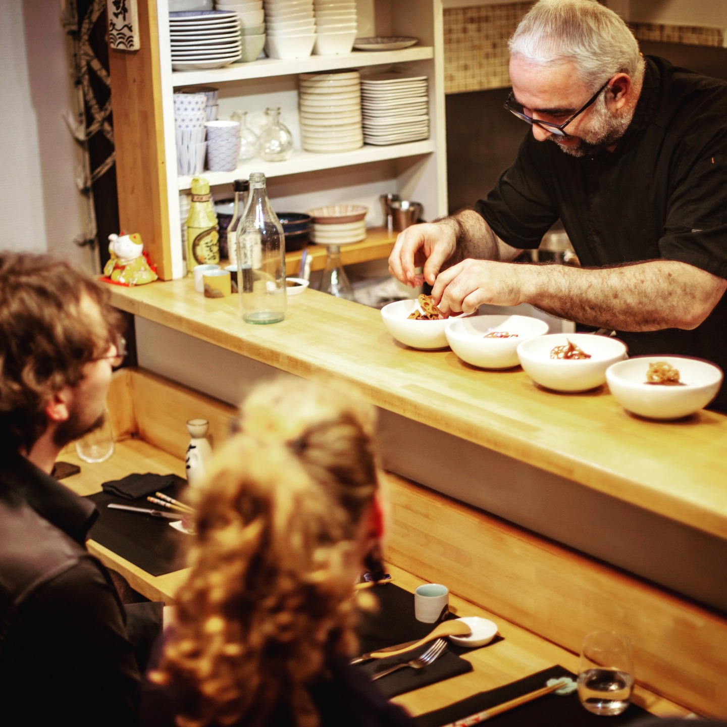 Huit places. Un comptoir.
Une bulle de silence et de gestes précis.
Un moment suspendu, face au chef, dans un dialogue de regards, de saveurs et de saisons.
Laissez-vous porter. Pas de menu Ă choisir.
Juste la confiance. Juste le moment.
LâOmakase, câest cela : une expĂ©rience guidĂ©e par lâinstant, par ce que la nature offre de meilleur ce jour-lĂ .
Un repas pensé pour vous, en direct, sans artifice.
Des textures, des accords, des surprises.
Et cette proximité rare, presque intime, avec la main qui cuisine pour vous.
đ Toulouse â 10 rue Jean Palaprat
đ RĂ©servations sur kiyoshi.fr
Photos: @valleserrano_photographe
#Kiyoshi.tls #Omakase #CuisineJaponaise #ToulouseFood #ExpérienceCulinaire #toulouse