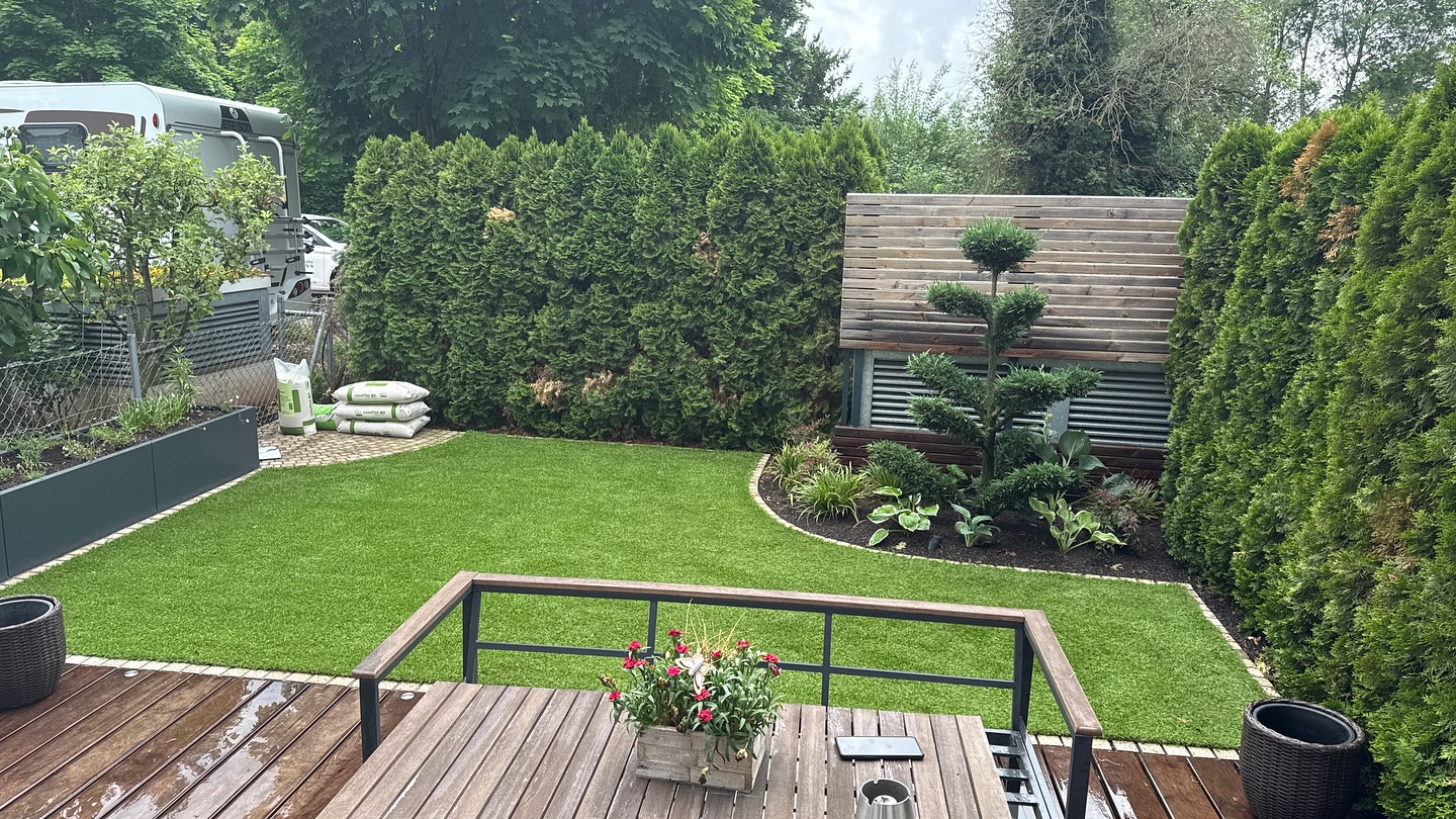 Gestern haben wir einen von uns gebauten Reihenhaus-Garten bepflanzt.
Die Sträucher haben wir letztes Jahr schon gepflanzt und nun war die Staudenpflanzung in den Beeten dran.
Verpflanzt wurde z.B. spanisches Gänseblümchen, Berg-Lauch, Schafgabe, Lavendel, Salbei, Funkien, div. Gräser und div. Kräuter.
Den Kunstrasen haben wir an den Einfassungskanten zurechtgeschnitten.
Die Einfassungen und der kleine Grillplatz wurde aus 7x7 Muschelkalk-Kleinsteinpflaster erstell. Die große Terrasse wurde neu mit Kebony Clear Premiumdielen belegt.
Die Hochbeete sind aus pulverbeschichteten Stahl.
Die vorh. Bewässerung wurde umgebaut und versorgt nun die Pflanzflächen sowie die Hochbeete mit genügend Wasser.
In den Abendstunden sorgt eine Beleuchtung für das passende Ambiente.
#galabau #gartengestaltung #holzterrasse #kebonyclear #lichtimgarten #pflanzung #stauden #