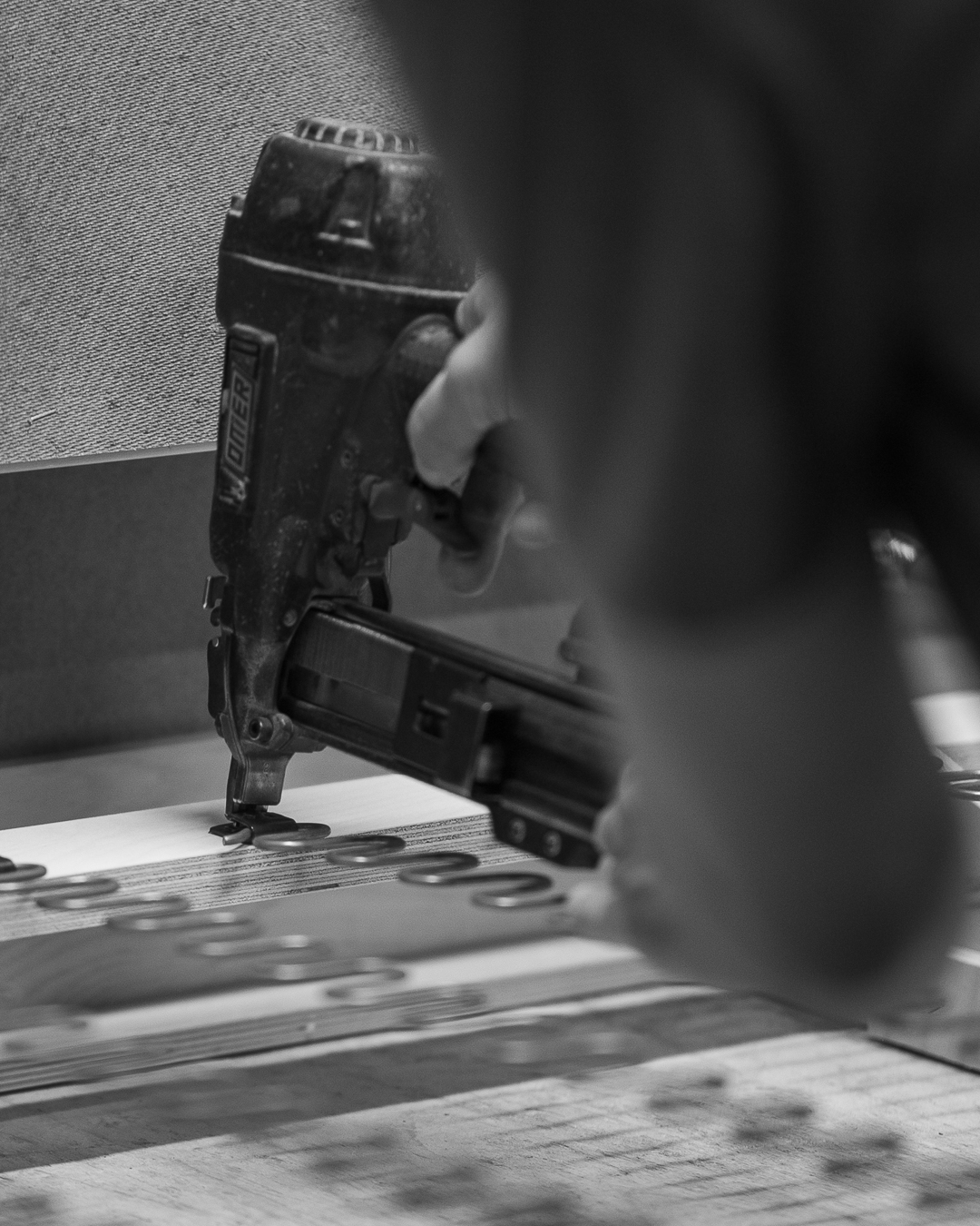 Poimintoja tuotannosta 🔨
Nozag-jousien asennus.
#pohjanmaan #pohjanmaankaluste #käsintehty #handmadefurniture #craftedbyhand #craftsman #craftsmanship #furnituremaker