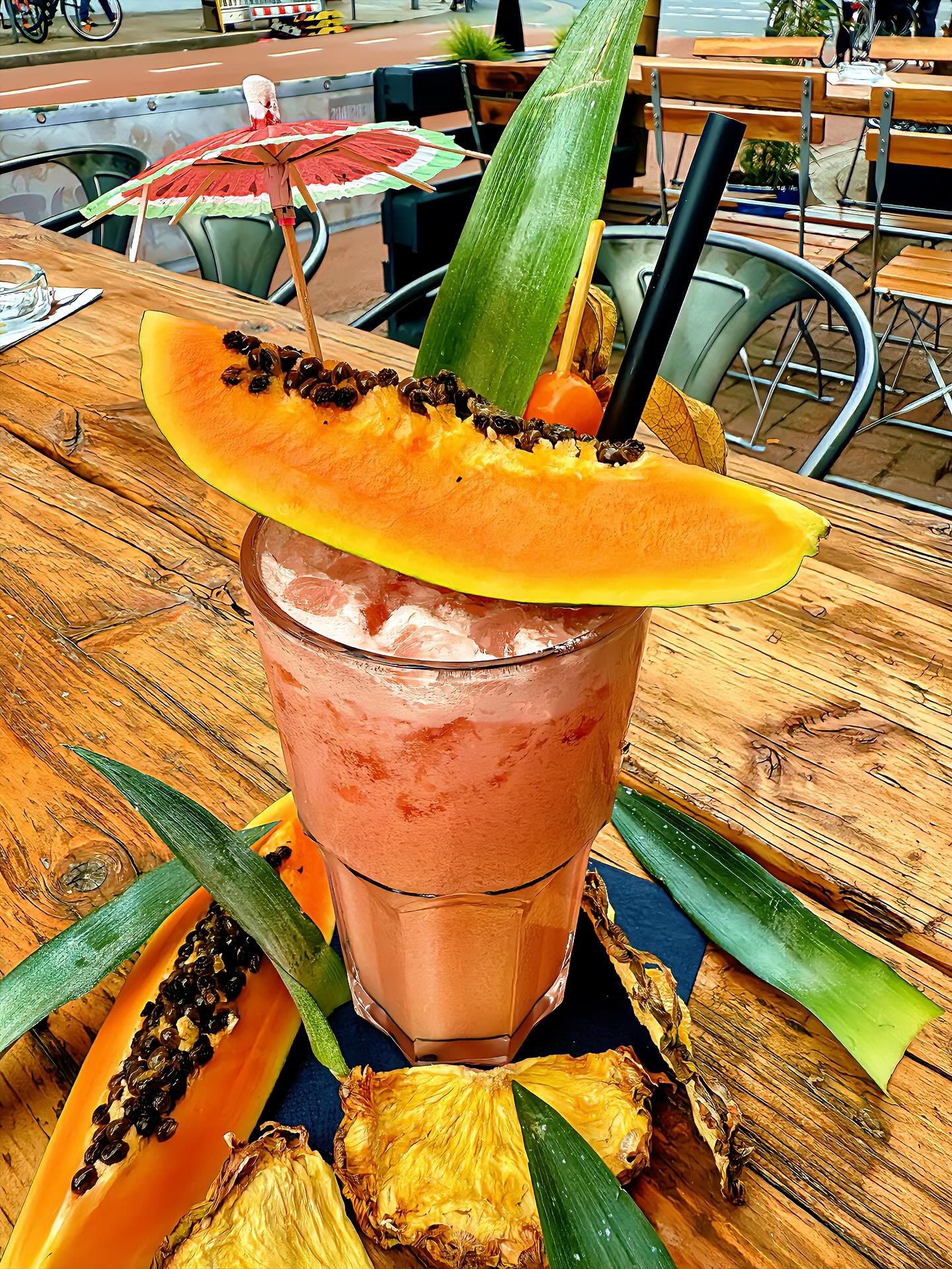 Es ist Coladazeit! Neu bei uns die PAPAYA-COLADA mit feinem @bacardi_de Rum, Noix de Coco, Creme of Coconut und Papayapüree aus Italien. Sau gut! Gibt’s natürlich auch in XXL. 🤪
.
..
…
#friendsbar #friendsbremen #bremen #cocktailbar #bremenerleben #toytoytoy #picoftheday #papaya #onemoredrink #piñacolada