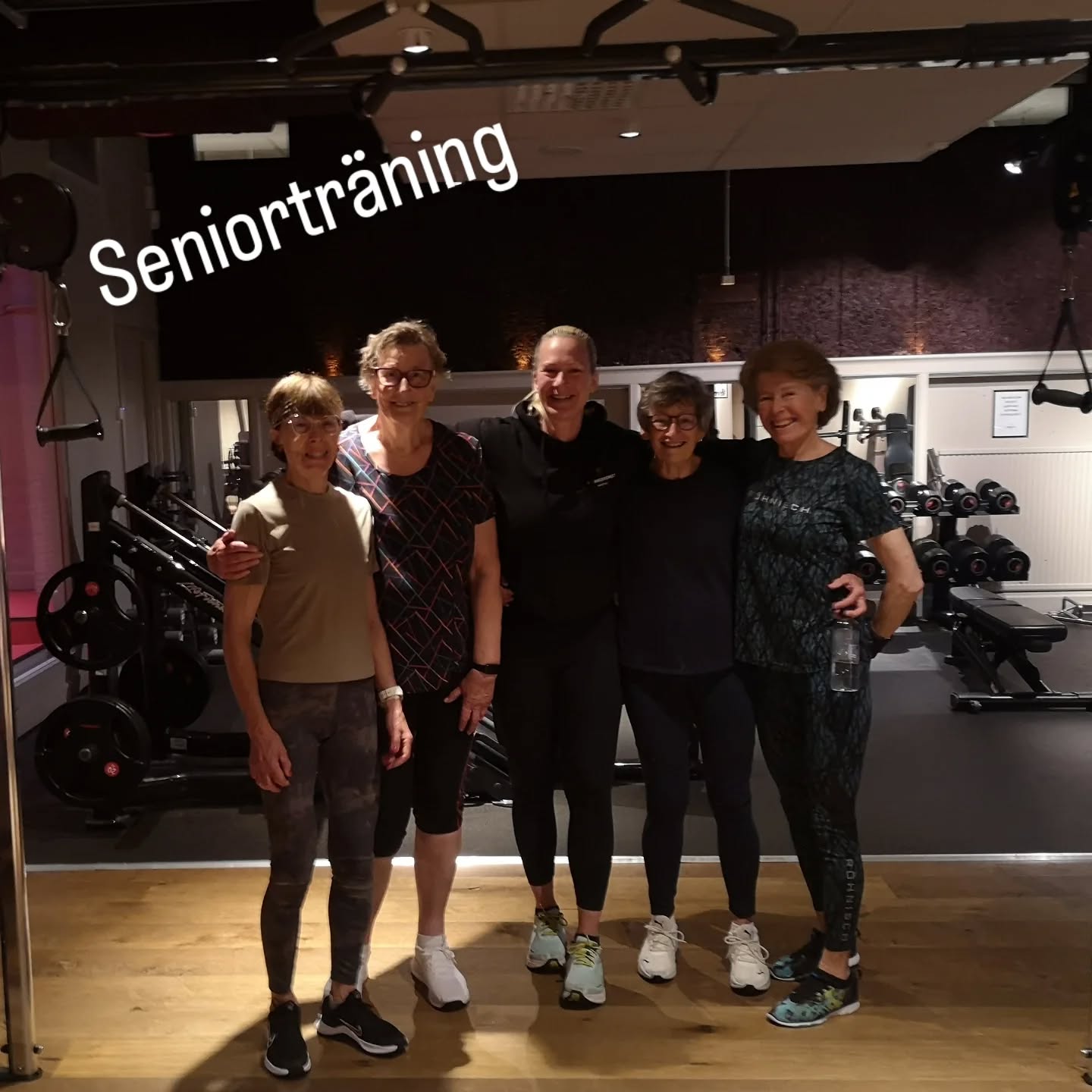 Det är ALDRIG för sent att börja träna!
Härliga måndag och PT Denise hade dessa fyra tappra kämpar på Seniorpasset.
Seniorträningen är ett väldigt uppskattat och populärt pass som går av stapeln tre gånger i veckan under våren och hösten. Trots namnet så behöver du inte vara "senior" för att få delta utan dessa klasser passar dig som behöver få ta det lite lugnare, vill fokusera på teknik, balans och en del rörlighetsträning. Självklart tillsammans med en hel del styrketräning och konditionsträning. Precis just det som är så viktigt ju mindre ung man blir.
Har du lite krämpor eller gamla skador i bagaget som kanske hindrar dig från att kunna utföra en del rörelser? Inga problem, våra två PT's Denise och Rikard som håller i dessa klasser kommer kunna ge dig alternativ och hjälpa dig anpassa träningen. Alla ska kunna vara med och just Du ska kunna få träna på Din nivå.
Det är slutet av terminen men än så länge är det några veckor kvar på vårens schema som löper tom söndag 15 juni, därefter tar ett anpassat sommarschema vid. Om du är lite nyfiken på att testa på Seniorklasserna så är dessa veckor ypperliga då trycket på klasserna är lite lugnare.
Och kom ihåg; Det är aldrig för sent att börja! Endast ju tidigare desto bättre. Välkommen.
#träningsverketdanderyd #träningsverket #danderyd #gymdanderyd #djursholm #stocksund #morby #gymmörby #hälsa