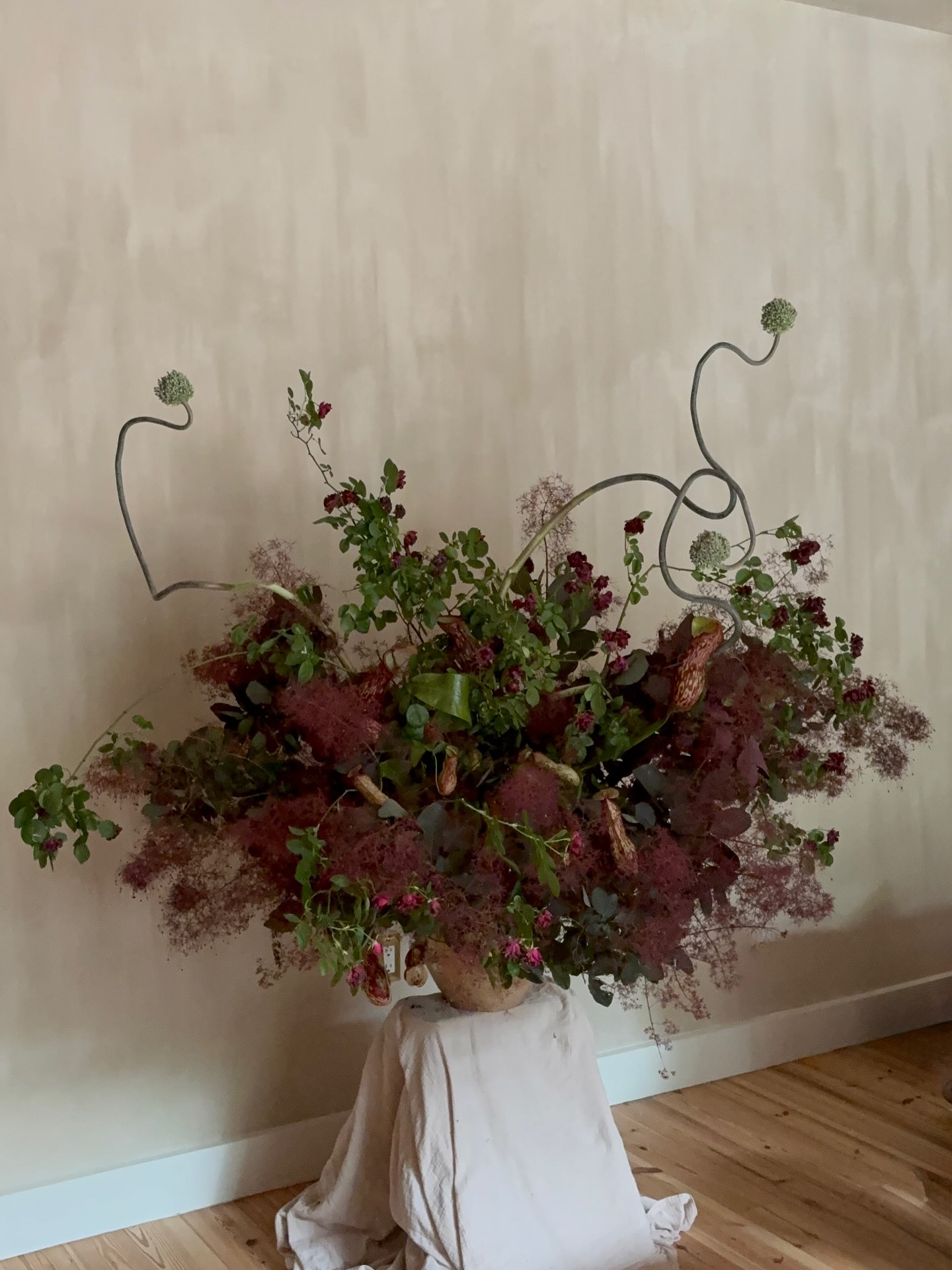 Photos as the day went by…
Foraged smoke bush and climbing roses with pitcher plants and those fucking alliums… my god.