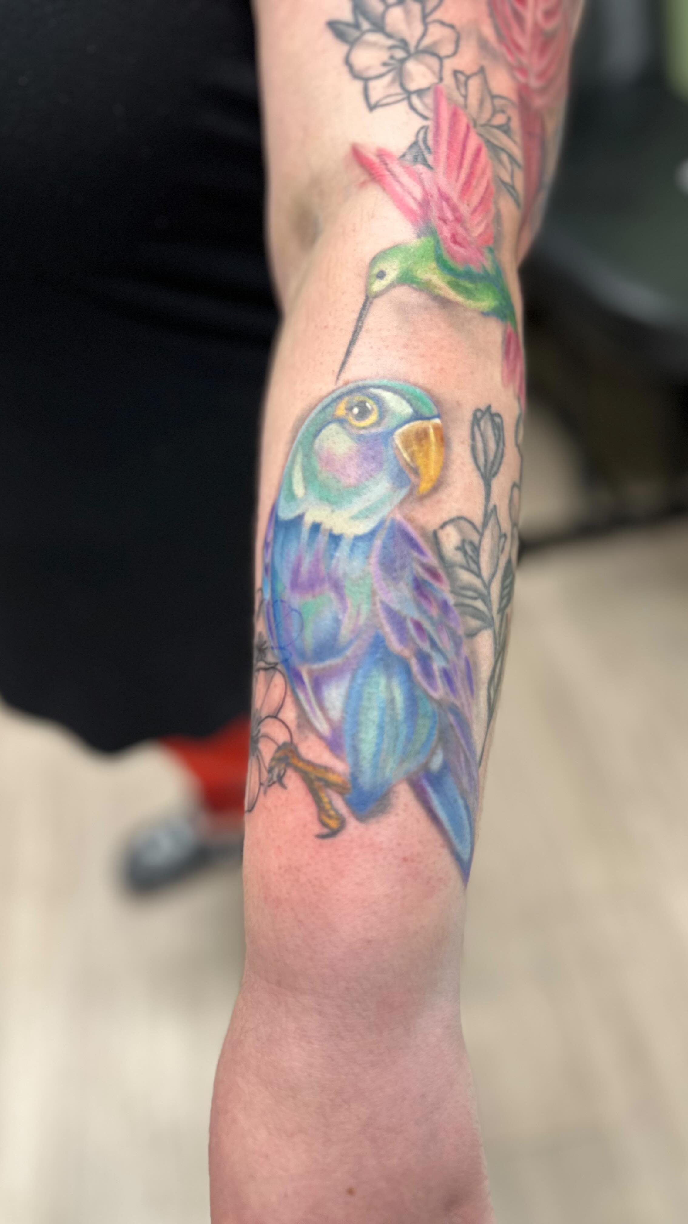 Birds of a feather flock together!! I loved bringing a refresh to this tattoo (not done by me) and putting color on these cute little birdies!
#sanantoniotattooartist #femaletattooartist #colortattoo #birdtattoos #