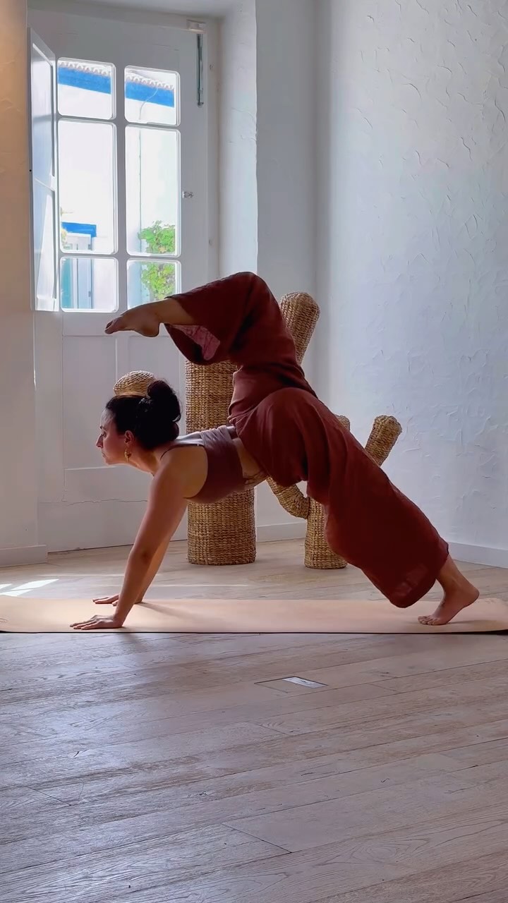 Sharing a glimpse of today’s practice, in between filming classes in this space.
Where movement becomes instinct and where my fiery brain softens to stillness.
No choreography, no chase, just flow.
My favorite way to ground.
Two new classes are coming your way soon, for your Ritual of JOY.
May they bring you back to yourself too 🫶✨
LINK IN BIO 🔗