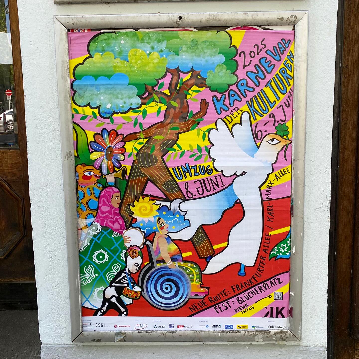 New poster for Karneval der Kulturen happening next week ❣️🍀🪽
Thank you to the @karneval.berlin team for entrusting me with this year’s visual too 🙏🏾
.
Poster spotted by my dear friend @sarmishta_pantham
.
.
.
#karnevalderkulturen #berlin #illustration #posterart #humanmade #maskerade #carneval