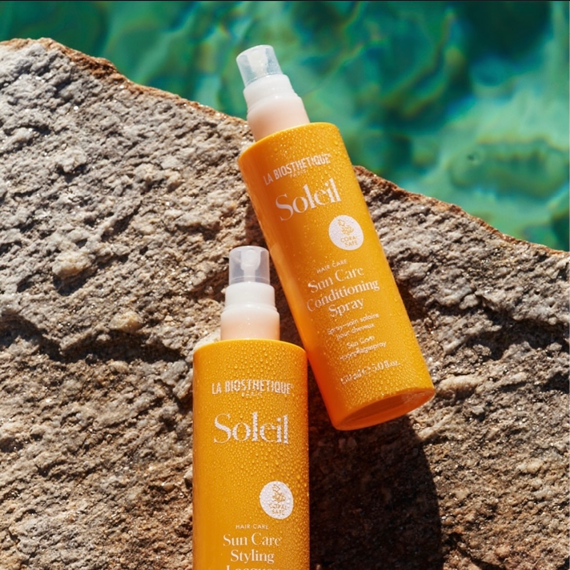 🌞 Comme les cheveux brillent au soleil ! Et pour qu’ils le restent, ils ont besoin d’un soin et d’une protection intensifs. 😉 Le Sun Care Conditioning Spray protège et sauve rapidement les cheveux. Il agit dès l’application, car sa formule hydrofuge se dépose directement sur la structure du cheveu. Avec un tel soin et une telle protection, vos cheveux peuvent désormais profiter du soleil en toute insouciance, le tout agrémenté d’un parfum estival et sensuel.
De plus, la laque coiffante Sun Care peut être utilisée sur cheveux secs ou légèrement humides. Dès que vous la vaporisez dans les cheveux, votre look est maintenu de manière fiable et vos cheveux sont protégés contre la déshydratation et la perte de couleur… prêts pour la fête de l’été ! #sun #suncare #sunprotection #Soleil #skincare #haircare #hair #spf #sunscreen #summer #skincareroutine #healthyskin #protectyourskin #summerbeauty #thecultureoftotalbeauty #LaBiosthetique #labiosthetiqueparis