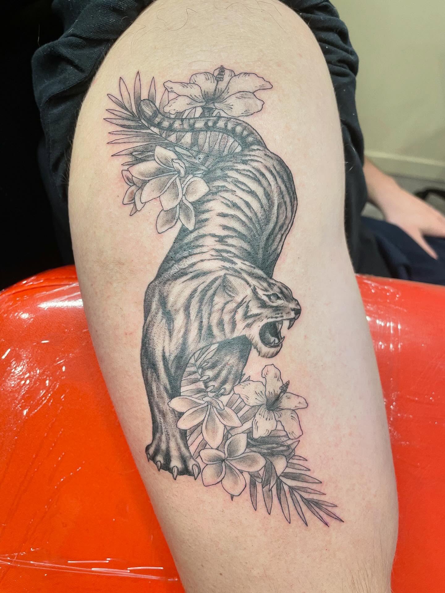 Teeth and claws grrrr ๐
#ottawa #tattoo #ottawatattoo #tiger #tigertattoo