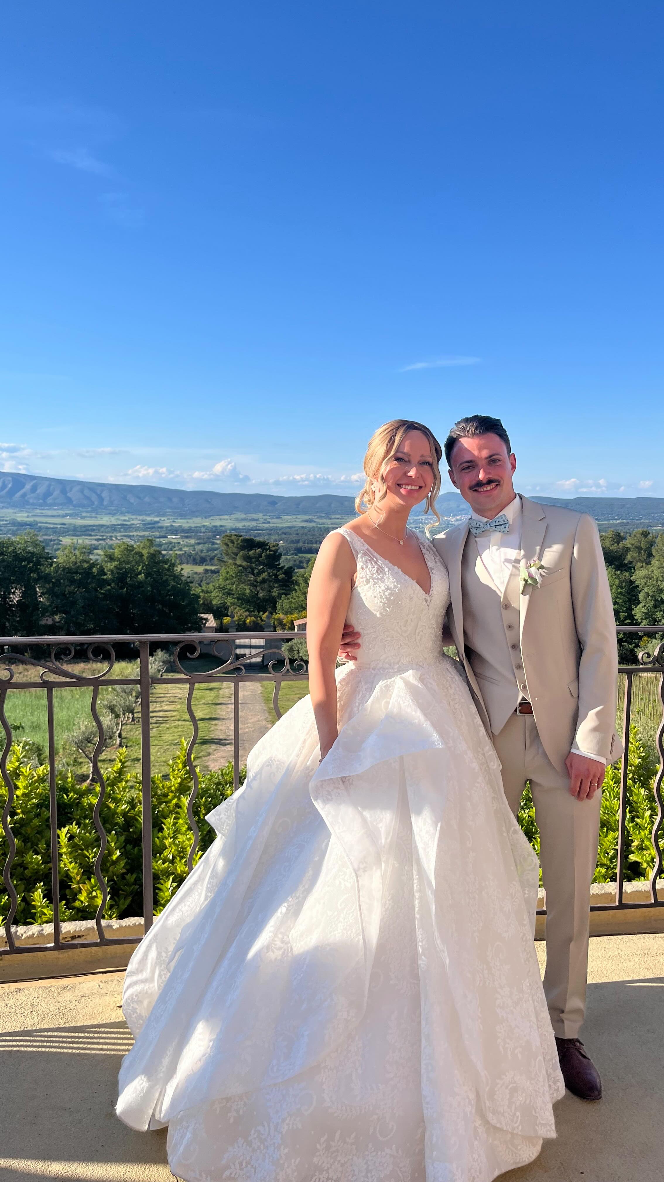 Souvenir du merveilleux mariage de Kaisu & Paul au @chateaugrandboise le 10 mai dernier !
Une cérémonie franco-finlandaise sur-mesure, pensée pour réunir deux cultures, deux familles, deux façons d’aimer.
Un mariage à leur image, dont je suis ravie d'avoir pu faire partie. ❤️
✨ Quelques conseils pour une cérémonie multiculturelle réussie :
– Prévoyez un(e) officiant(e) à l’aise avec les deux langues (ou avec un traducteur intégré au discours)
– Mêlez les traditions, même de façon symbolique : musique, rituels, petites phrases dans chaque langue
– Gardez en tête que l’essentiel, c’est que tout le monde se sente inclus (sans surcharger la cérémonie)
____________________
Envie d’un mariage qui rassemble, au-delà des frontières ? Écrivez-moi 💌
#mariagemulticulturel #mariagemixte #mariageprovence #weddingplannerprovence #weddingplannerlyon #weddingfrance #destinationweddingfrance #ceremoniemariage