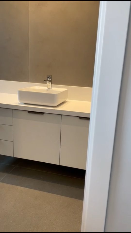 Simplicidade que encanta.
Esse móvel de banheiro prova que o básico bem feito faz toda a diferença.
Alinhamento impecável, design limpo e funcionalidade na medida certa.
Bonito, leve e direto ao ponto — como tem que ser. 😉
.
.
.
.
.
.
.
#banheirodossonhos #marcenariapersonalizada #minimalismo #moveissobmedida #designlimpo