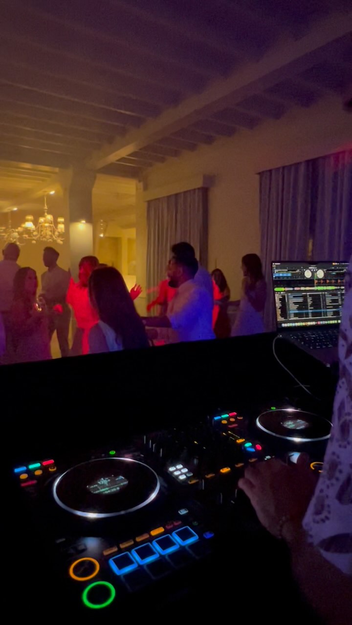 “Do you believe in love after live?” These guys believe.. and it was a crazy and an amazing night, what a crowd W&S wedding 🔥💥🚀🤯🔉 #weddingdj #destinationwedding #destinationweddingdj #eventdj #weddingparty #dancefloor #weddingdancefloor #weddingsinportugal #eventdj #djparaeventos #djparaeventoscorporativos #djlife🎧 #djlifestyle #housemusicallnightlong #housemusiclovers #housemusicdj #weddingdjs #pioneerdj #diogoferreiradj #disco #discoball