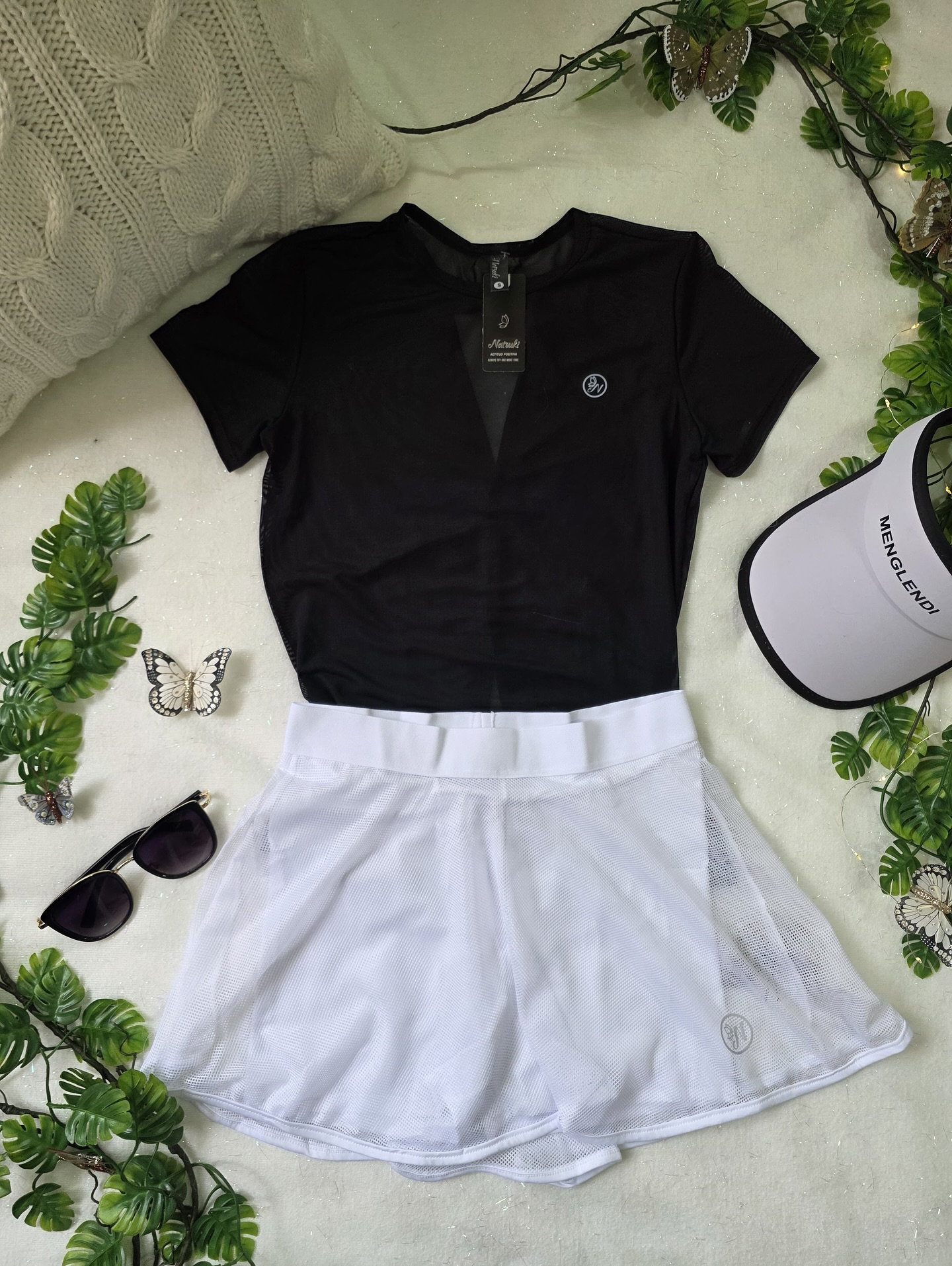 Activa, cómoda y con todo el estilo.
Este conjunto Natsuki es ideal para tus entrenamientos, caminatas o días casuales con flow. La falda short tiene forro interior y la camiseta en malla te mantiene fresca todo el día.
🎾 Diseño atlético con onda femenina
🖤 Disponible en blanco y negro
📏 Tallas S a XL
¿Ya sabes cuál quieres?
📲 Pide el tuyo por WhatsApp 👉 https://wa.me/573147755302
#NatsukiWear #FaldaShort #RopaDeportivaFemenina #ConEstiloSeEntrena #LookActivo
