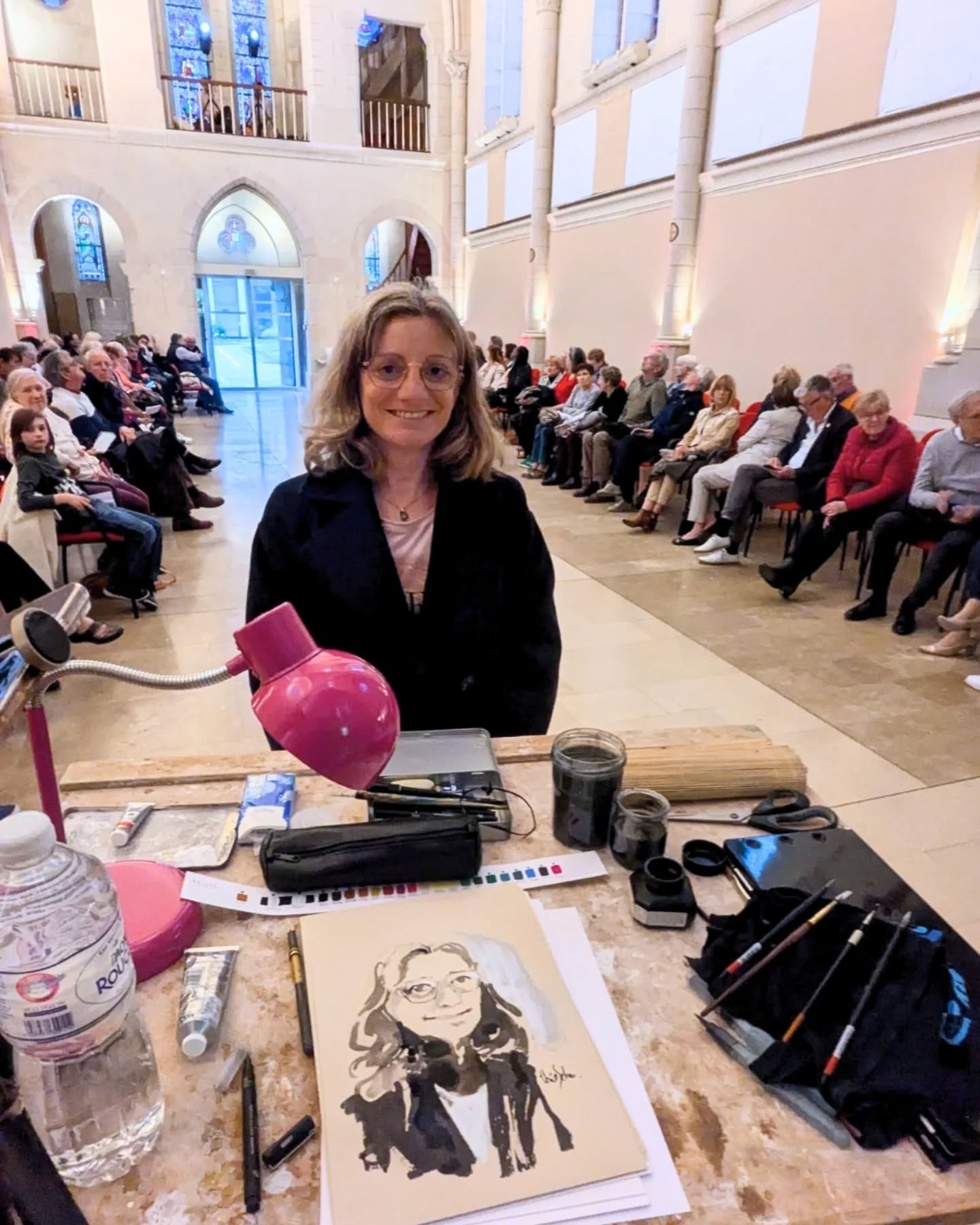 Croquis et portraits en live ! 🧑🎨🧑🎨🧑🎨
Fin avril j'ai réalisé des dessins en direct pour la soirée de Trilogie des Arts à la Chapelle de Saint-Memmie pour l'association Metamorf'ose.
Une soirée très inspirante puisqu'elle mélangeait 3 arts, la danse 💃 la sculpture🗿et le dessin ✏️.
J'avais donc plein de choses à dessiner... Les portraits des spectateurs, les danseurs de Caminito del Tango, le sculpteur Juan-Carlos Carrillo et la chapelle ! Bref j'ai pas arrêté mais l'exercice m'a bien plu. 😝
Il s'agissait d'une soirée caritative pour Actions Croisées qui agit pour améliorer la qualité de vie des patients atteints de cancer. ⛑️
C'etait assez rigolo de dessiner sur le rythme du Tango. 🎶 Je trouve que ça se prête bien aux croquis !
Et vous vous écoutez de la musique quand vous dessinez ou créez ? 🙂