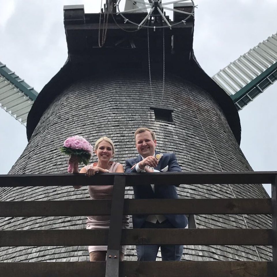 Heute vor 8 Jahren: Standesamtliche Hochzeit an der @windmeuhle_exter_e.v
Ich bin dankbar für die zurücklegen Jahre mit meiner wundervollen Frau @ju.li.ad , ihre Liebe und die bedingungslose Freundschaft unserer Freunde, Trauzeugen und Brautführer @ntl_pfff @ntl_pfff @zip304 @ju_le_s !
#eheglück #liebe #freundschaft #dankbar #zusammenhalt #fürimmmerzusammen #landleben #hochzeit #hochzeitstag #echtefreundekannniemandtrennen #vlotho