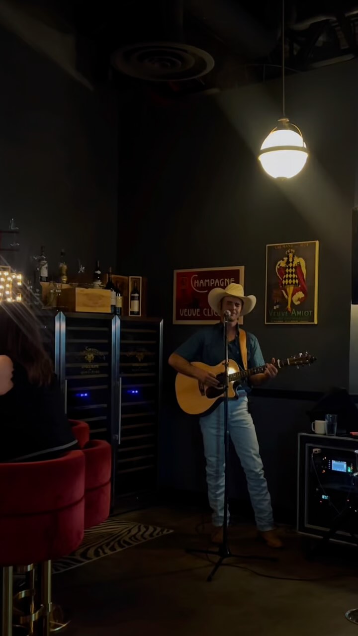 Take a listen. 👂 Last night with Will was something special — thanks to everyone who came out! If you missed it, don’t worry — Night Two is happening tonight. See you there! 🎤✨
#LiveWithWill #NightTwo #willbanister #livemusic #flowermound #vieuxcarré #dinner #dfw #patio #craftcocktails #food #restaurant #wine #parkersquare