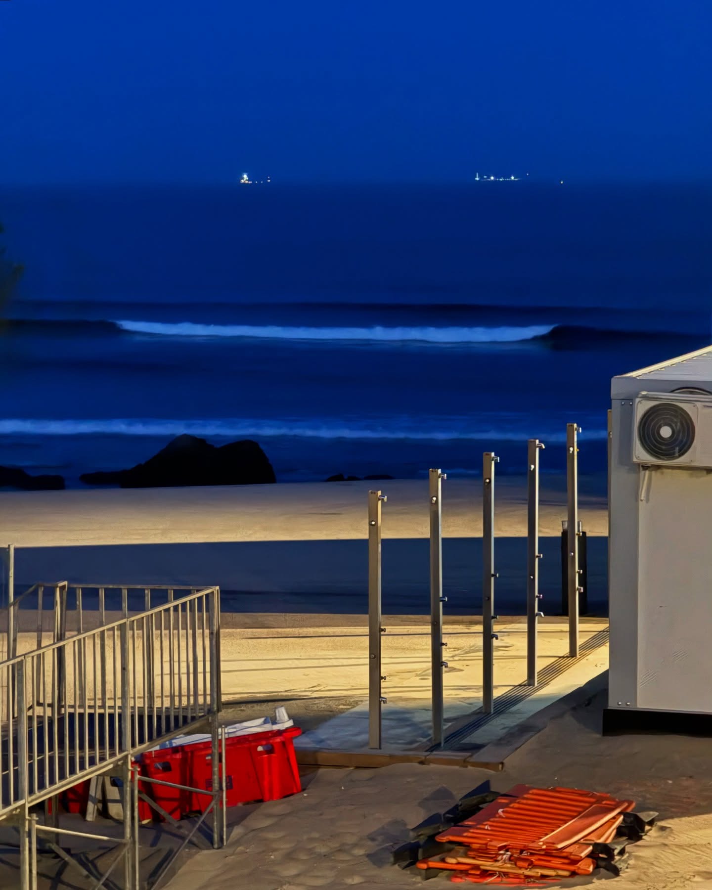 #tidewaitsfornoone … no Club(e) quorum or coffee for this Monday Dawn Patrol… but consolation prize was scoring a decent session at the home break (a rare thing with summer sluggishness creeping in…). Sleds du jour : 9’11 Zee Chip @wavegliders , 9’6 Glider @tyler_warren , 8’6 Anomaly @arenalsurfboards .
#surfclub #surfboardclub #dawnpatrol #dawnpatrolsurf #surfporto #surfportugal #wavegliders #wavegliderssurfboards #tylerwarrenshapes #tylerwarrensurfboards #arenalsurfboards #surfboard #surfboardfins #surfboardfin #bamboofins #101fins #finjaktoolfree #finjakeu #finjakuk #finjak #longboard #glidersurfboards #midlenght #midlenghtsurfboards