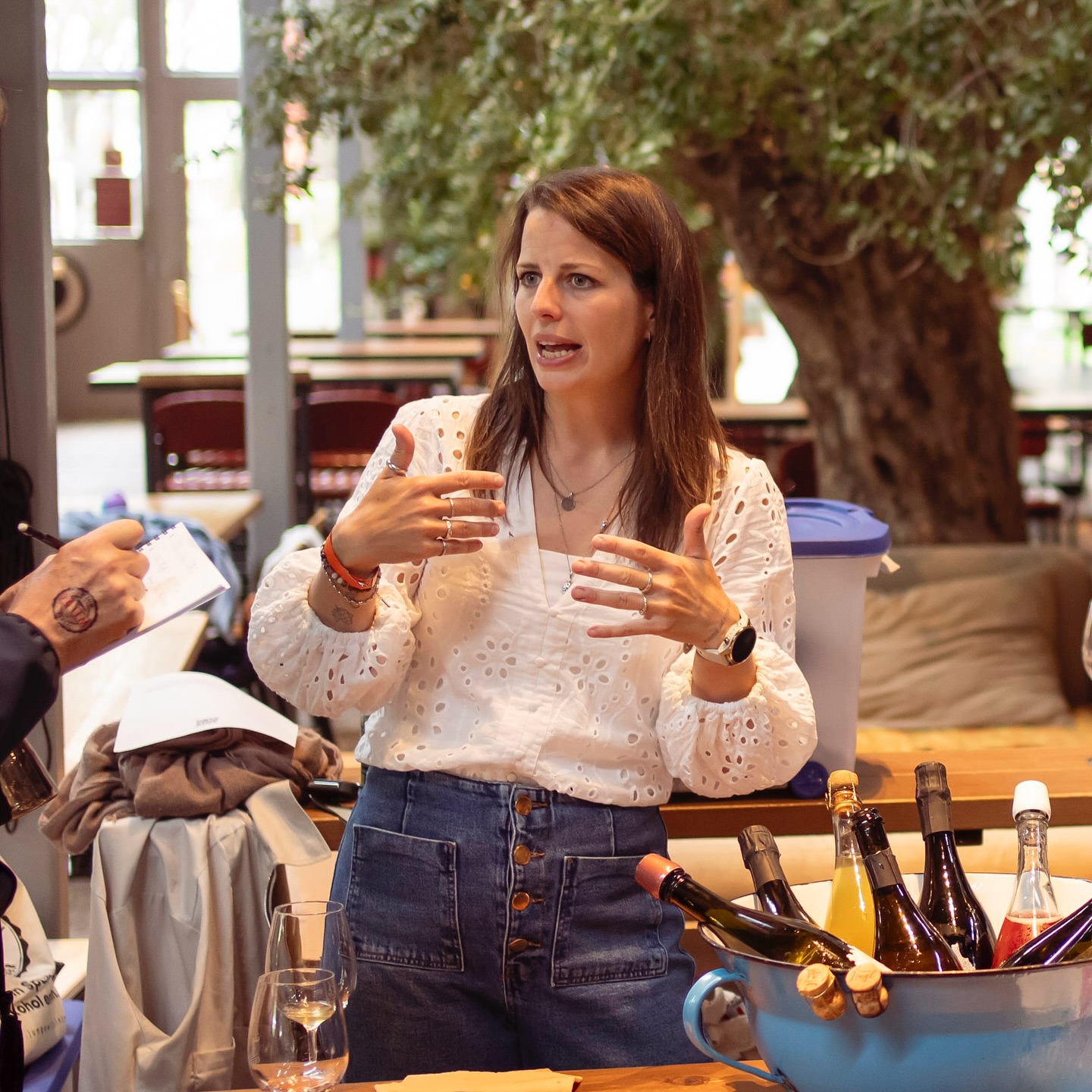 Facial expressions when talking about bubbles captured by @pointofviewfoto 🤓 Do you recognize the 10% italian in me? 🤌🏼 #huglsprudel #talkingwine