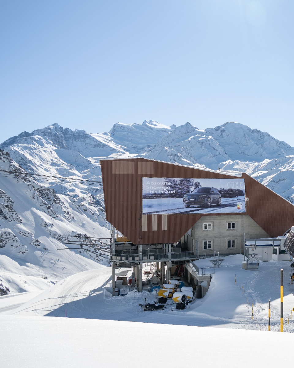 Why where you advertise matters more than you think.
🧠 The environment influences how we interpret a message.
Same ad. Different setting. Totally different impact.
That’s contextual priming.
We subconsciously link what we see with how we feel in that moment.
It’s why:
Champagne tastes better on New Year’s Eve.
A Dior ad in Vogue hits differently than in a local paper.
And a brand in the Alps feels aspirational and premium even if it says nothing new.
If you want to shift how people feel about your brand,
start by shifting where they meet it.
Do you agree?