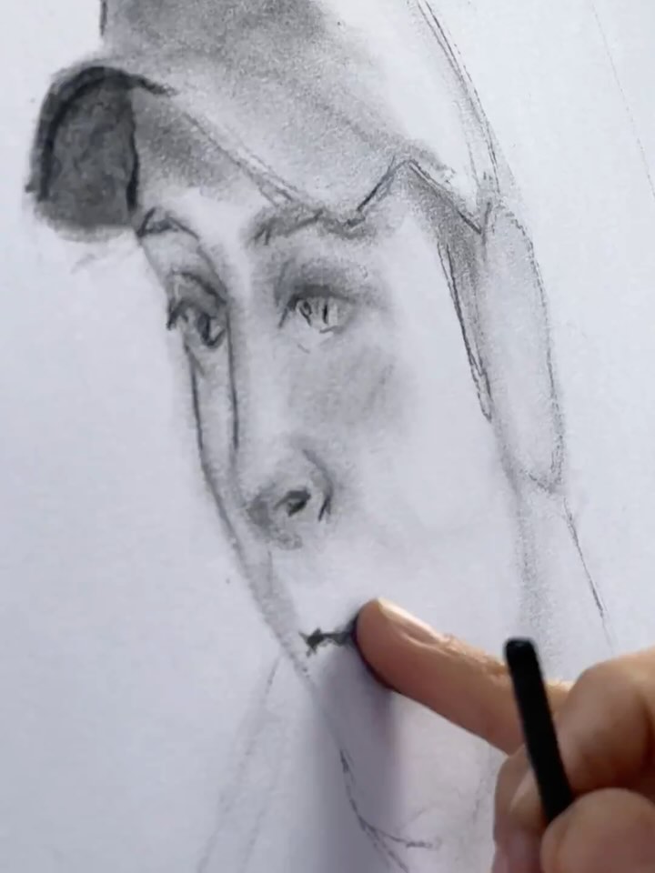 Bon je vous ne le cache pas, il vous faudra un petit temps d’adaptation si vous êtes un peu timide !
Les passants curieux, le fait que je doive analyser chaque traits de votre visage…
Je tiens à le préciser : je fais beaucoup de clins d’œil pendant la séance, mais ne le prenez pas pour vous 😂😂😂
c’est ni plus ni moins qu’une technique pour supprimer la perception de la profondeur : ça m’aide à mieux évaluer les proportions et simplifier les formes et valeurs. C’est clairement devenu un automatisme, je me rends seulement compte en regardant ces vidéos 😂
En tous cas, c’est redoutablement efficace pour le dessin, uniquement 😂🤣
@3_pountos tu prends quand la pose ?😏
Merci beaucoup @_gxndia pour ta confiance et ce super moment !
🙋♀️🙋♂️Des volontaires pour se faire tirer le portrait cet été sur les quais ?
Mon planning est ouvert les week-ends de juin et juillet !
Si l’expérience vous tente, vous avez le lien de réservation dans ma bio !!
🎥@rid_prod @leritchill❤️
#Paris #Drawing #Artwork #QuaiDeSeine #Parisienne #Holiday #SummerVibes #BikeLife