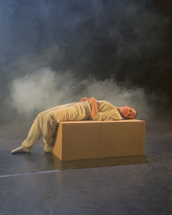 ✨ Eerste keer Hamlet. Eerste keer op de vloer. ✨
Na maar vijf repetities en één dag montage stonden we daar ineens. Voor publiek. Geen tijd om te twijfelen, alleen ruimte om te dragen, delen en durven.
En dan ook nog op de vloer van de theaterschool waar ik ooit zelf zo ontzettend losgelaten en eenzaam was. Want zo voelt het wanneer je onbegrepen bent, dodelijk eenzaam tegenover mensen of systemen die niet meer bij je kunnen komen, niet meer bij je aansluiten.
We maakten een Hamlet die geen eeuwenoud verhaal vertelt, maar het rauwe nu. Over jongeren met onbegrepen gedrag, over systemen die eerder beveiliging opschroeven dan openen. Over verlies, wantrouwen, en ergens — toch ook hoop.
Wat begon als een idee, groeide razendsnel uit tot een voorstelling die raakte. Omdat het écht is. Omdat het dichtbij komt. Deze voorstelling maakte ik voor mijn spelers, voor alle jonge mensen die zich onbegrepen voelen en er herkenning in kunnen vinden en voor die jongere suzanne, die zo graag veilig en begrepen was geweest.
❤️ Oneindig veel respect voor de spelers van @expex die hun ziel en verhaal op het toneel legden.
Dit is pas het begin.
📸 Swipe voor een glimp van ons eerste speelmoment. Meer volgt.
#Hamlet #TheatermetImpact #FutureTheCrowd #Jongerenstem #EerlijkVerhaal #NieuweStemmen #ervaringstheater #BRENZH