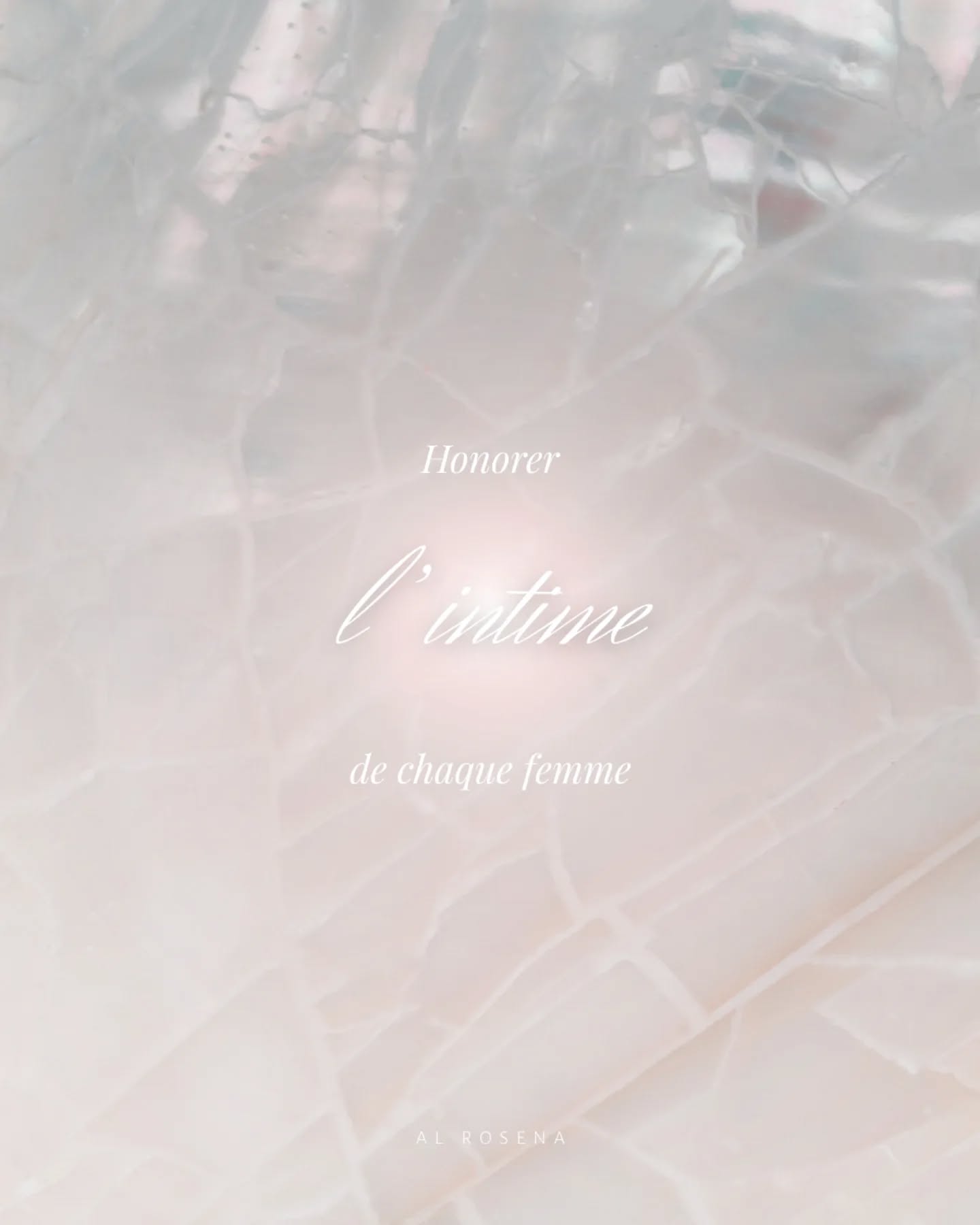 ✦ 𝒉𝒐𝒏𝒐𝒓𝒆𝒓 𝒍’𝒊𝒏𝒕𝒊𝒎𝒆 𝒅𝒆 𝒄𝒉𝒂𝒒𝒖𝒆 𝒇𝒆𝒎𝒎𝒆
.
.
.
« 𝐷𝑎𝑛𝑠 𝑙𝑒 𝑣𝑒𝑙𝑜𝑢𝑟𝑠 𝑑’𝑢𝑛𝑒 𝑝𝑒𝑎𝑢 𝑓𝑟𝑒́𝑚𝑖𝑠𝑠𝑎𝑛𝑡𝑒,
𝐽𝑒 𝑐𝑢𝑒𝑖𝑙𝑙𝑒 𝑙𝑎 𝑔𝑟𝑎̂𝑐𝑒, 𝑙𝑎 𝑣𝑖𝑒 𝑝𝑎𝑙𝑝𝑖𝑡𝑎𝑛𝑡𝑒.
𝐿𝑎̀ 𝑜𝑢̀ 𝑙𝑒 𝑠𝑜𝑢𝑓𝑓𝑙𝑒 𝑒́𝑝𝑜𝑢𝑠𝑒 𝑙𝑎 𝑡𝑟𝑎𝑚𝑒,
𝐽𝑒 𝑣𝑖𝑒𝑛𝑠 ℎ𝑜𝑛𝑜𝑟𝑒𝑟 𝑙’𝑖𝑛𝑡𝑖𝑚𝑒 𝑑𝑒 𝑐ℎ𝑎𝑞𝑢𝑒 𝑓𝑒𝑚𝑚𝑒.
𝑆𝑜𝑛 𝑣𝑒𝑛𝑡𝑟𝑒, 𝑠𝑜𝑛 𝑐œ𝑢𝑟, 𝑠𝑒𝑠 𝑡𝑒𝑟𝑟𝑒𝑠 𝑠𝑒𝑐𝑟𝑒̀𝑡𝑒𝑠,
𝑆𝑒𝑠 𝑙𝑢𝑛𝑒𝑠, 𝑠𝑒𝑠 𝑒𝑎𝑢𝑥, 𝑠𝑒𝑠 𝑑𝑎𝑛𝑠𝑒𝑠 𝑑𝑖𝑠𝑐𝑟𝑒̀𝑡𝑒𝑠.
𝑈𝑛 𝑚𝑜𝑛𝑑𝑒 𝑠𝑎𝑐𝑟𝑒́ 𝑞𝑢𝑒 𝑟𝑖𝑒𝑛 𝑛𝑒 𝑝𝑟𝑜𝑓𝑎𝑛𝑒…
𝐽𝑒 𝑚'𝑖𝑛𝑐𝑙𝑖𝑛𝑒 𝑒𝑡 𝑟𝑒𝑛𝑑𝑠 𝑔𝑟𝑎̂𝑐𝑒 𝑎̀ 𝑛𝑜𝑡𝑟𝑒 𝑚𝑎𝑡𝑟𝑖𝑚𝑜𝑖𝑛𝑒. »
.
𝐇𝐨𝐧𝐨𝐫𝐞𝐫 𝐥’𝐢𝐧𝐭𝐢𝐦𝐞 𝐝𝐞 𝐜𝐡𝐚𝐪𝐮𝐞 𝐟𝐞𝐦𝐦𝐞.
C’est une prière vivante, un serment susurré à chaque soin, chaque rencontre, chaque célébration. Pour celles qui ont reçu et tissé à mes côtés, vous savez.
C’est reconnaître que notre corps est un 𝗘𝗱𝗲𝗻 dont nous n’avons jamais chuté.
Que le sang de notre histoire (herstory) n’est pas uniquement celui de nos veines, mais aussi celui de nos 𝗺𝗮𝘁𝗿𝗶𝗰𝗲𝘀 qui enfantent le Nouveau Monde.
Que notre vulnérabilité est notre 𝗼𝗳𝗳𝗿𝗮𝗻𝗱𝗲 à une humanité anesthésiée de sa sensorialité, de son empathie, de sa propre âme. Célébrez cette vulnérabilité, vos larmes, vos émois, parce qu’elle n’est jamais trop. Elle est.
🌹 À travers mes propositions — je vous invite à lever ces voiles en vous-même.
À vous déposer, vous révéler, vous célébrer.
Vous êtes précieuses.
Et vous méritez d’être honorées avec douceur, grâce et beauté.
↠ 𝙌𝙪𝙚 𝙘𝙚𝙡𝙖 𝙨𝙞𝙜𝙣𝙞𝙛𝙞𝙚-𝙩-𝙞𝙡 𝙥𝙤𝙪𝙧 𝙩𝙤𝙞 𝙙'𝙚̂𝙩𝙧𝙚 𝙝𝙤𝙣𝙤𝙧𝙚́𝙚 ?
___
#alrosena #honorerlintime #femininsacre #feminindivin #beautésacrée #pretresse #corpseden #femmesouveraine #rituelsféminins #therapeuteholistique #mystèreféminin #voiedelarose #paris