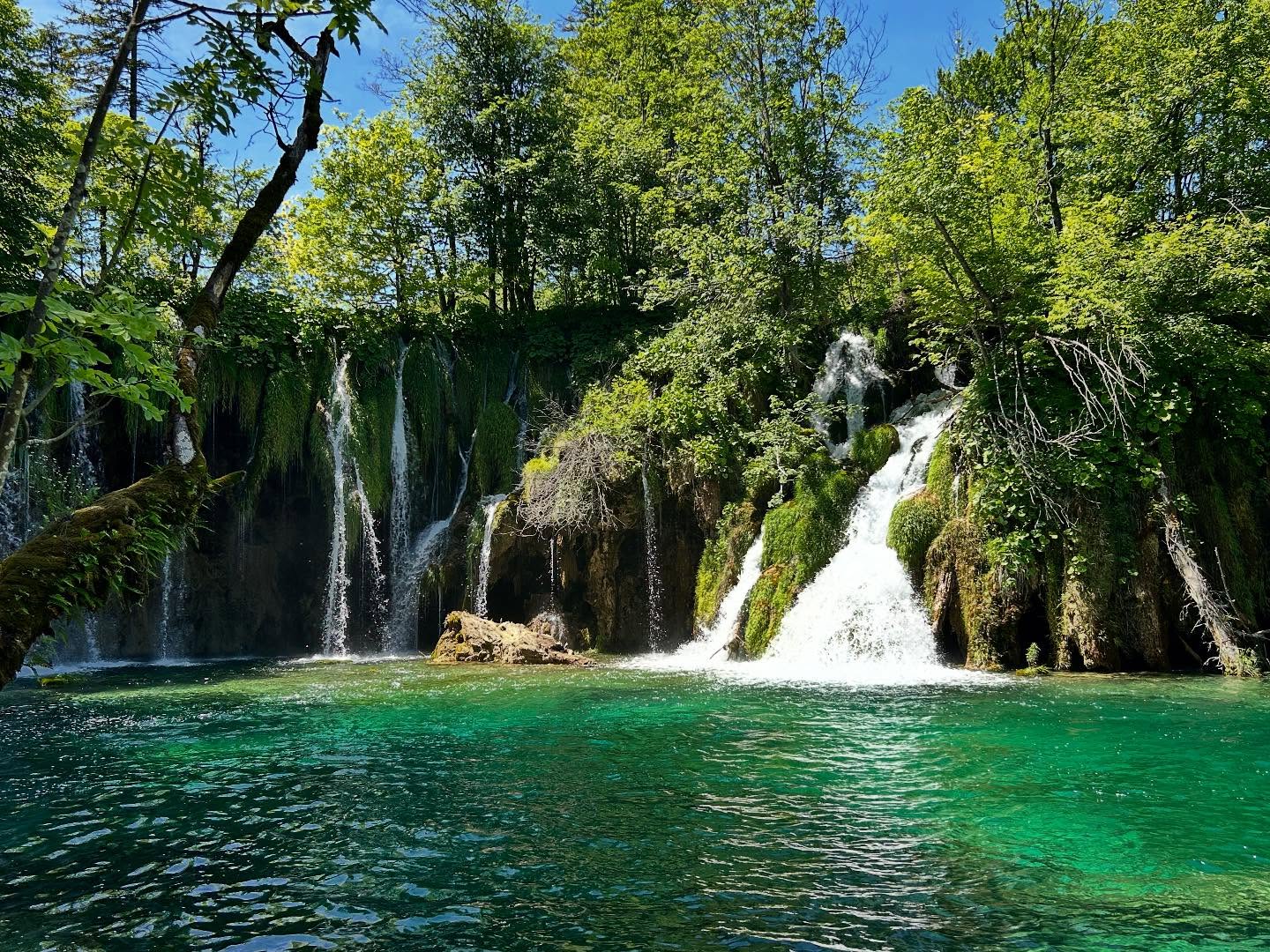 Plitvice Lakes, the oldest and largest national park in Croatia. Absolutely stunning scenery with the clearest bluest water in 16 lakes, and the most amazing number of gushing waterfalls connecting them.💦
#croatia #plitvice #lakes #nationalparks #waterfalls