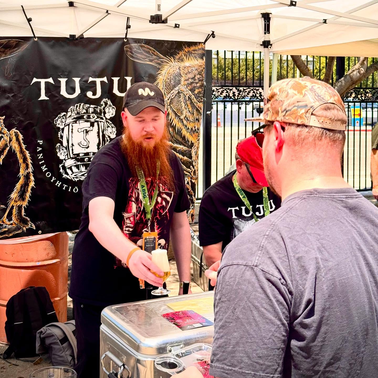 Greetings from Paso Robles, California! 🇺🇸
This weekend our skins have been curling from the heat and here at the @firestonewalker Invitational beer festival, which annually brings together 65 of the biggest names in the industry. This year, there are only 16 names from outside the United States, and among the few European breweries is also one, the highly acclaimed Tuju brewery from Lappeenranta!
Tuju’s international outreach department has done a very high-quality job in recent years and has met many well-known figures in the industry. We met Matt, the founding owner of Firestone Walker, at last year’s MBCC festival in Copenhagen, and while helping with the tap adjustments. We also happened to mention that it would be nice to see a Finnish brewery at the Firestone festival sometime.
This weekend has been amazing and it’s been great to get to talk to all of our brewery childhood heroes while tasting the best US craft beer! Thanks to all the organizers, brewers and the Firestone Walker!
———
Terkut Kalifornian Paso Roblesista! 🇫🇮
Tänä viikonloppuna iho on käpristellyt helteestä ja pelkällä oluelle hoidetusta nesteytyksestä täällä Firestone Walker Invitational -olutfestareilla, johon kokoontuu vuosittain noin 65 alan kovinta nimeä. Tänä vuonna tapahtumassa on vain 16 Yhdysvaltojen ulkopuolista nimeä ja harvojen eurooppalaisteisten panimoiden joukossa on myös yksi kovasti mainetta niittävä Tuju panimo Lappeenrannasta!
Tujun maita ja mantereita kiertävä kontaktointiosasto on tehnyt viime vuodet erittäin tasokasta työtä ja tavannut monia alalla tunnettuja hahmoja. Firestonin perustajaomistaja Mattiin tutustuimme viimevuoden MBCC-festeillä ja hanalaitteen säätöjen auttamisessa sattumalta pääsimme myös vinkkaamaan, että suomalainen panimo olisi kiva nähdä joskus Firestonen festareilla.
Tämä viikonloppu on aikamoisen huikea ja on ollut mahtava päästä juttelemaan ja maistattamaan suomalaista olutta kaikille lapsuutemme sankaripanimoille. Kiitos kaikille järjestäjille, panimoille ja Firestonen jengille!