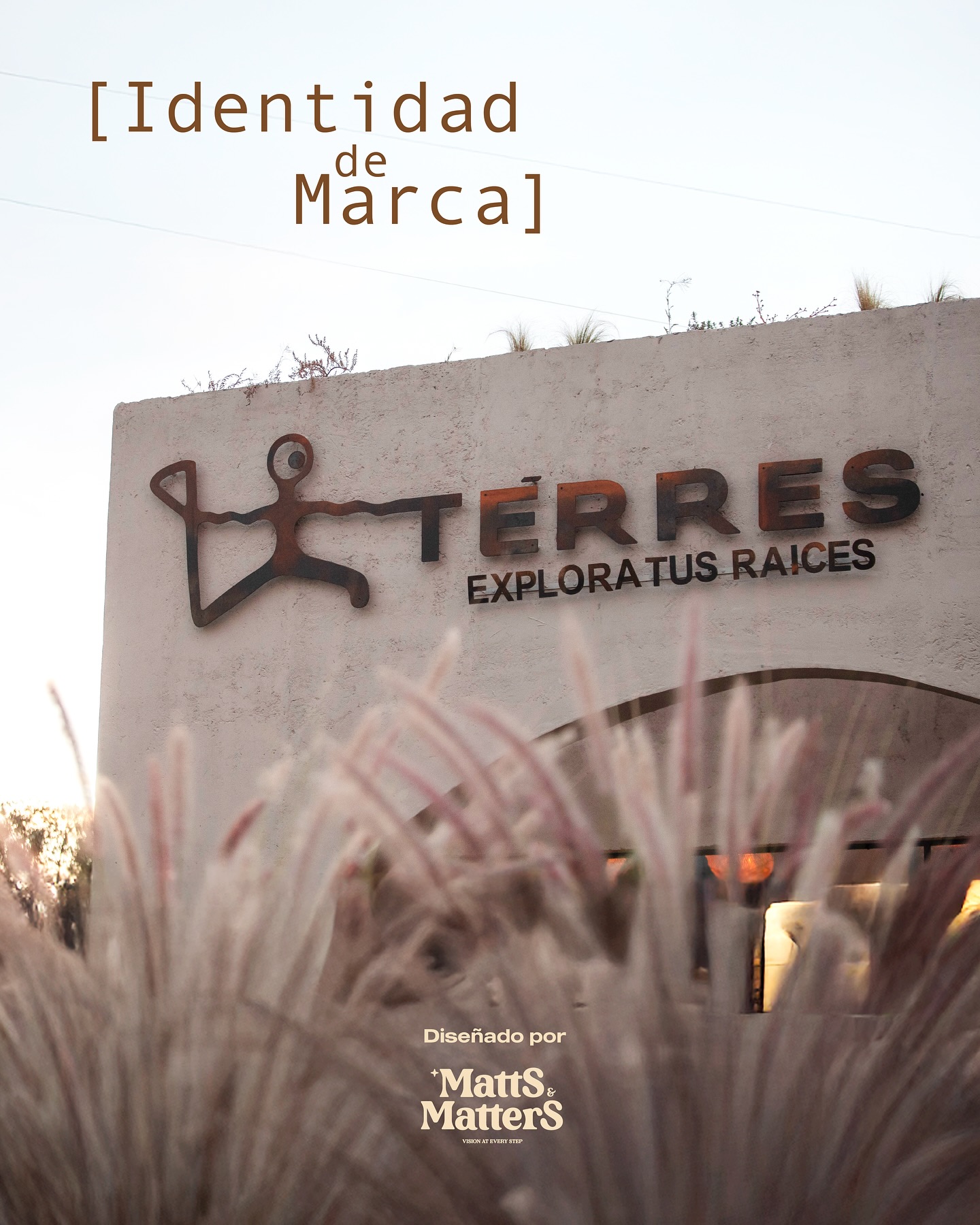 TÉRRES, un branding que nos invitó a explorar las tierras conocidas y descubrir lo nuevo en lo viejo.
Este trabajo de identidad de marca comenzó con la investigación, luego tomó forma cuando se definió el arquetipo de marca y concepto, y pudimos pulirlo con la creación de un nombre y morfología orgánica, terrenal, autóctona, rústica y manual.
Está marca honra a los exploradores de nuestra tierra y su esfuerzo por transformar un desierto en oasis de progreso. Es una mirada autóctona hacia los pueblos pobladores de san Rafael y sus cocinas, poniendo al vino como el protagonista en común en cada uno.
Descubrí @restauranteterres y explorá tus raíces en un lugar con una experiencia única.
#brandidentity #design #marca #diseño #branding #diseñográfico