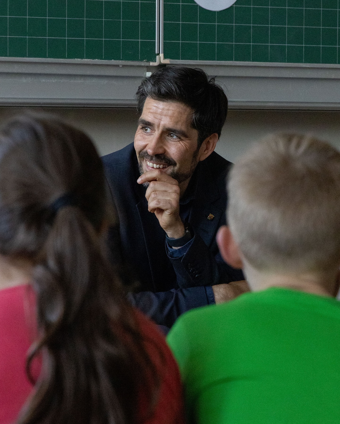 Vorlesen verbindet, ganz natürlich. Es schafft Vertrauen und baut Barrieren ab. Meine Vorlesetour durch Kitas und Grundschulen geht daher weiter. Denn: Ich liebe es einfach, mit Kindern über Bücher neue Welten zu entdecken. Kinder motivieren mich, geben mir neue Perspektiven und ich möchte die Arbeit der Kolleg:innen unterstützen sowie auch Vorbild sein, Lesen zu fördern. Denn Lesen und Vorlesen macht stark. Das habe ich mit Edda auf dem Moospfad an der Matthias Grundschule in Trier wieder erfahren.
#vorlesenverbindet #lesenmachtstark #grundschule #kinder #eltern #sventeuber #trierimlandtag #startchancen #vorlesen #trier #spd
