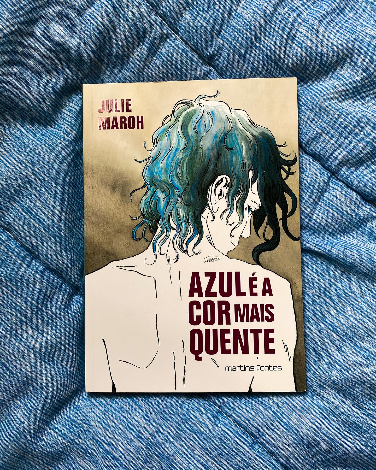 🏳️🌈A HQ do escritor francês Jul Maroh, autor de "A Azul é a Cor Mais Quente", é um daqueles livros que você lê e nunca mais esquece, eu pelo menos nunca mais esqueci desde que li pela primeira vez. Uma história verdadeira mais atual, que mistura o amor com o medo de não ser aceito como verdadeiramente é por aqueles que amam.
👩❤️💋👩Clémentine é uma jovem que aos 15 anos ganhou um diário de presente dos seus pais, no qual ela prometeu para si própria que dessa vez iria manter até o final. O presente veio ao mesmo tempo que as suas dúvidas estavam ficando mais difíceis e a sua vida se misturava em descobrimento e verdades que seriam difíceis de dizer para si própria.
👩❤️💋👩Ao meio tempo que ela tenta entender a sua sexualidade, Emma aparece na sua vida, de uma forma despretensiosa e de uma certa forma mágica, não para confundir a sua cabeça, como ela acha, mas sim para afirmar as suas certezas. Com a ajuda de Valentine, o seu amigo da escola que passa pela mesma incerteza e revolução dentro de si, e de Emma, que vai virar muito mais que uma mulher de cabelos azuis que veio colorir o seu mundo preto e branco.
👩❤️💋👩Emma vai mostrar que os sentimentos dentro de Clémentine são muito mais reais e verdadeiros do que ela poderia imaginar. Com a sua ajuda, ela vai se entender e se aceitar.
👩❤️💋👩"Azul é a Cor Mais Quente", é muito mais que a história de uma adolescente que está se descobrindo, mas sim de alguém que não tem medo de lutar por aquilo que ama, porque afinal de contas correr riscos é lutar por um amor que tem dentro de si em primeiro lugar. O risco de enfrentar quem se ama para correr atrás do seu amor também é um ato de amor-próprio.
🏳️🌈Leia a resenha completa pelo Blog: https://www.aultimaexclamacao.com/post/resenha-azul-%C3%A9-a-cor-mais-quente-jul-maroh
#resenha #pridemouth🌈 #azuléacormaisquente #lavideadele #HG #lesbian #editoramartinclaret #resenhadelivros #resenhaliteraria #bookstagrammer #booksofinstagram #livros #books #pridebookstagram #safico #frances #lgbtq🌈 #lgbtqiapn🌈🏳️🌈 #mulheres #femme #lesbienne🏳️🌈